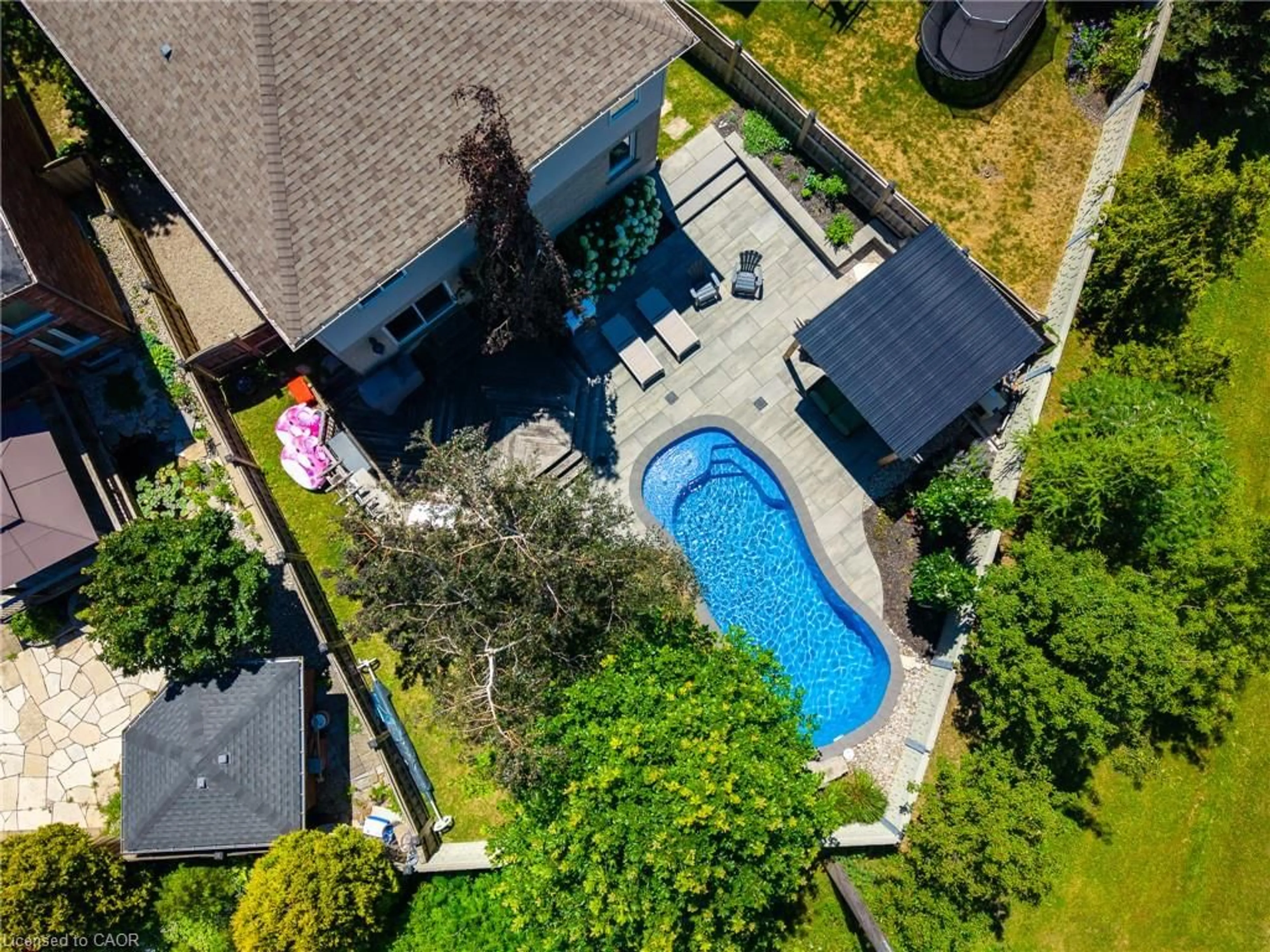 A pic from outside/outdoor area/front of a property/back of a property/a pic from drone, water/lake/river/ocean view for 936 Dunblane Crt, Kitchener Ontario N2R 1W9