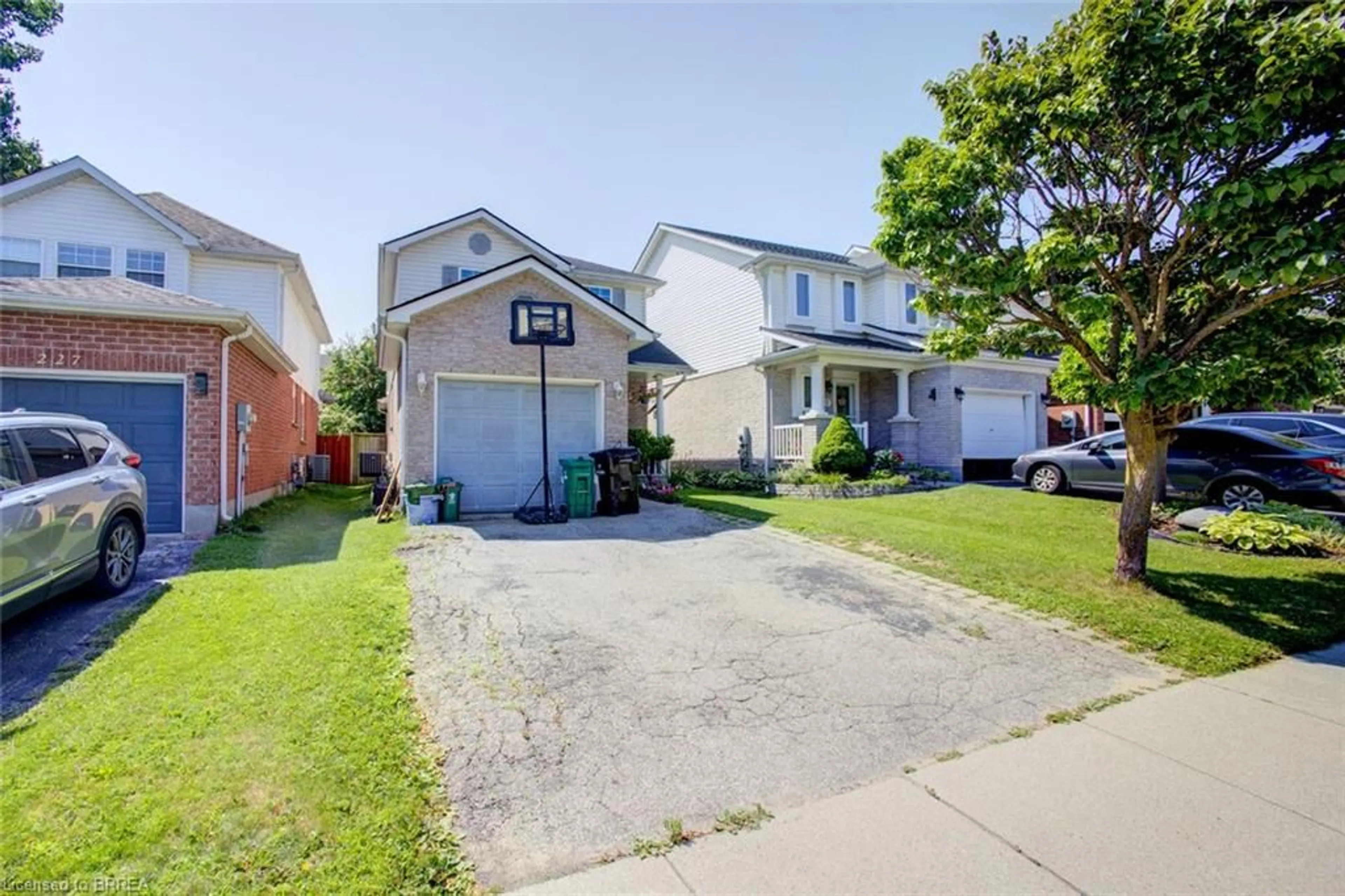 A pic from outside/outdoor area/front of a property/back of a property/a pic from drone, street for 223 Melran Dr, Cambridge Ontario N3C 4E5