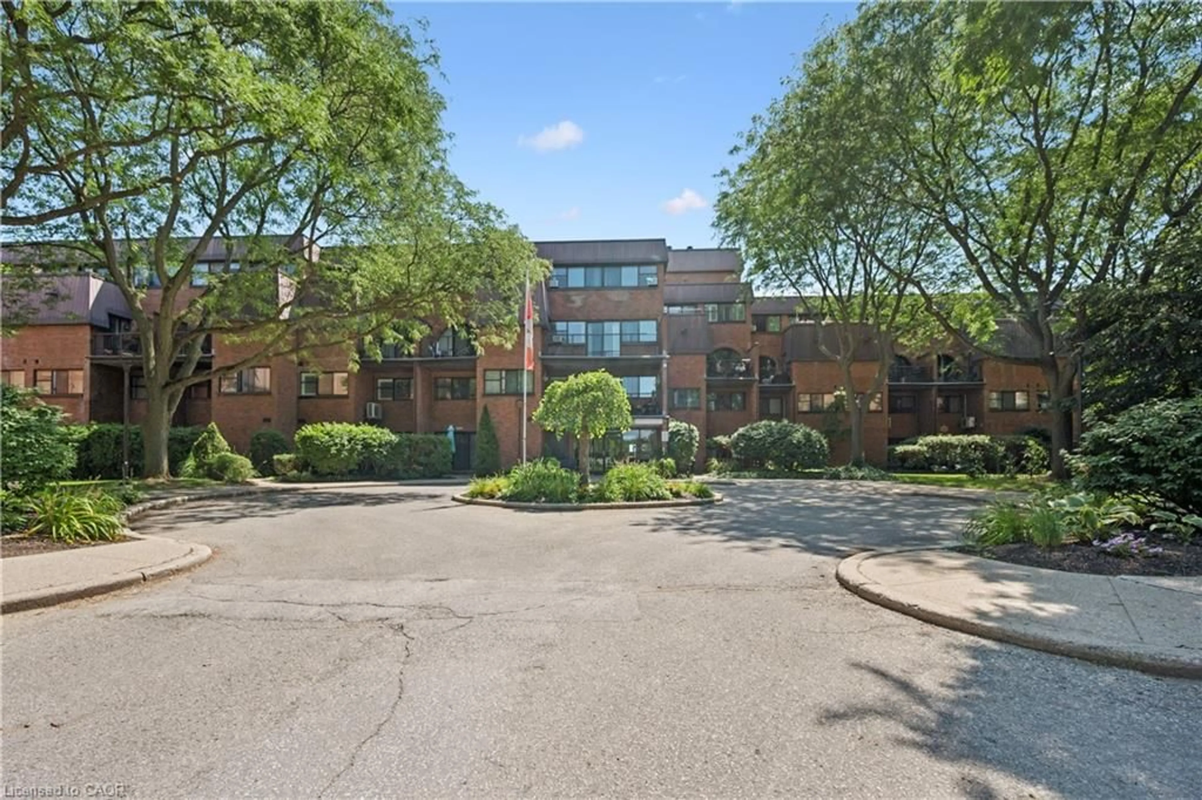 Indoor foyer for 36 Hayhurst Rd #329, Brantford Ontario N3R 5Y9