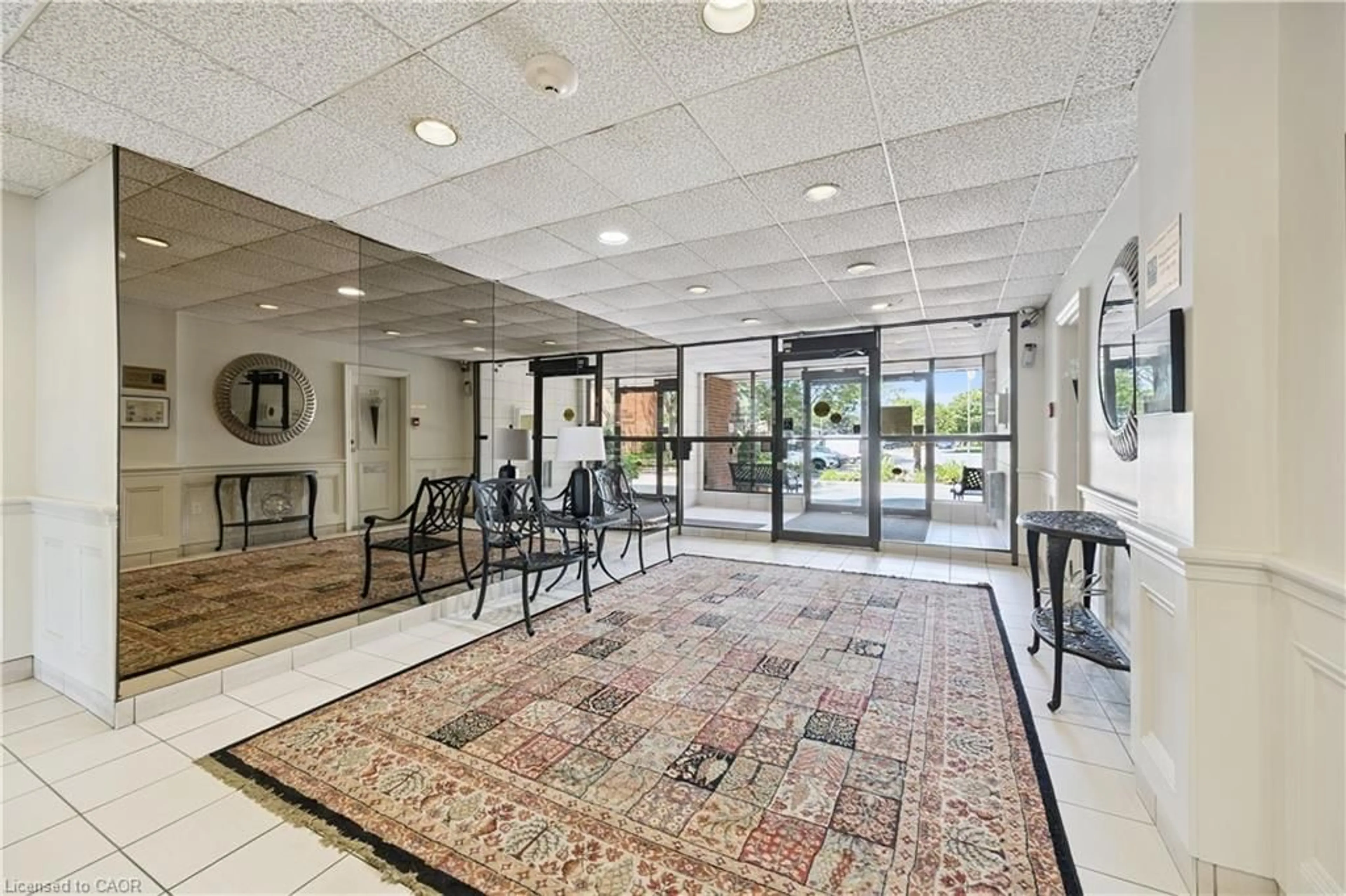 Indoor foyer for 36 Hayhurst Rd #329, Brantford Ontario N3R 5Y9