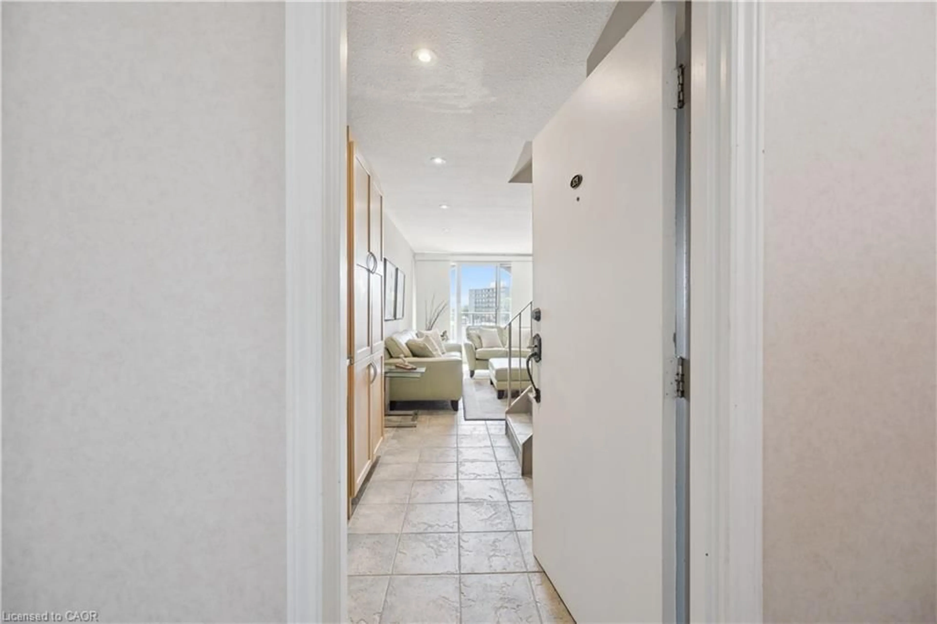 Indoor foyer for 36 Hayhurst Rd #329, Brantford Ontario N3R 5Y9
