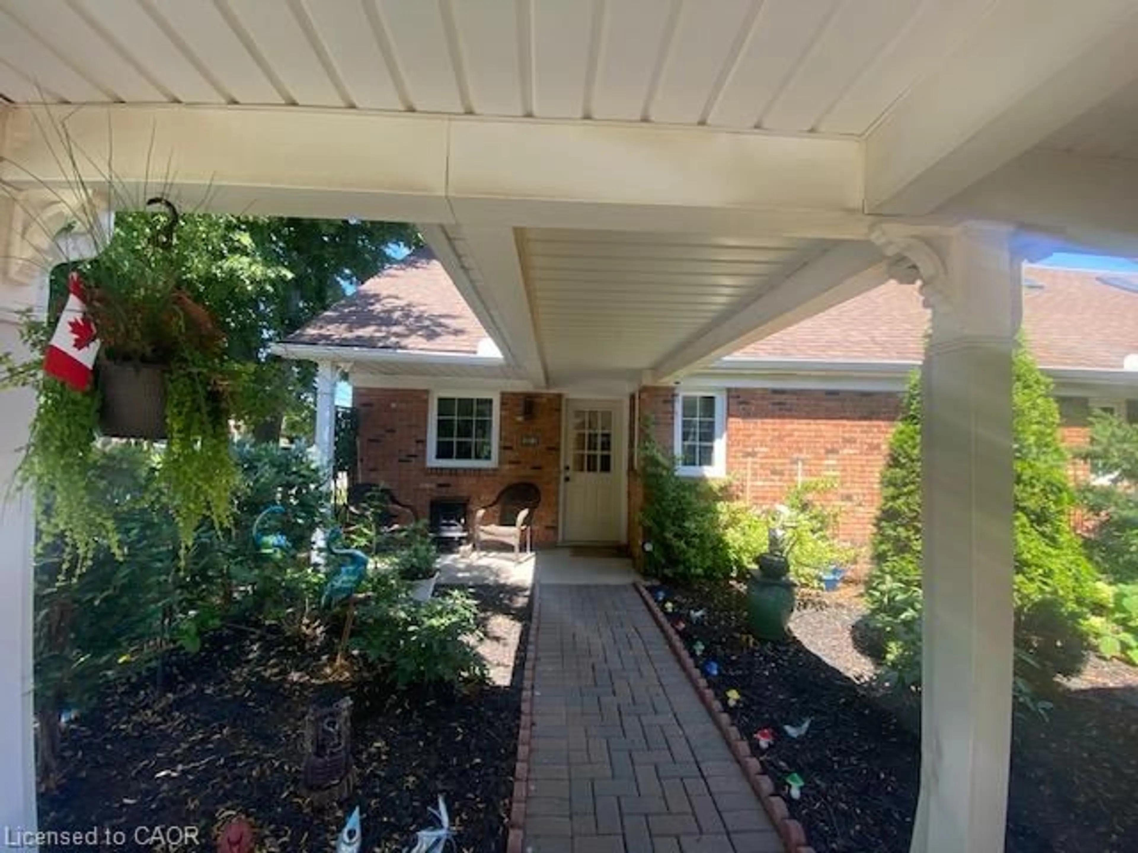 A pic from outside/outdoor area/front of a property/back of a property/a pic from drone, street for 4101 Diana Pk, Vineland Ontario L0R 2C0