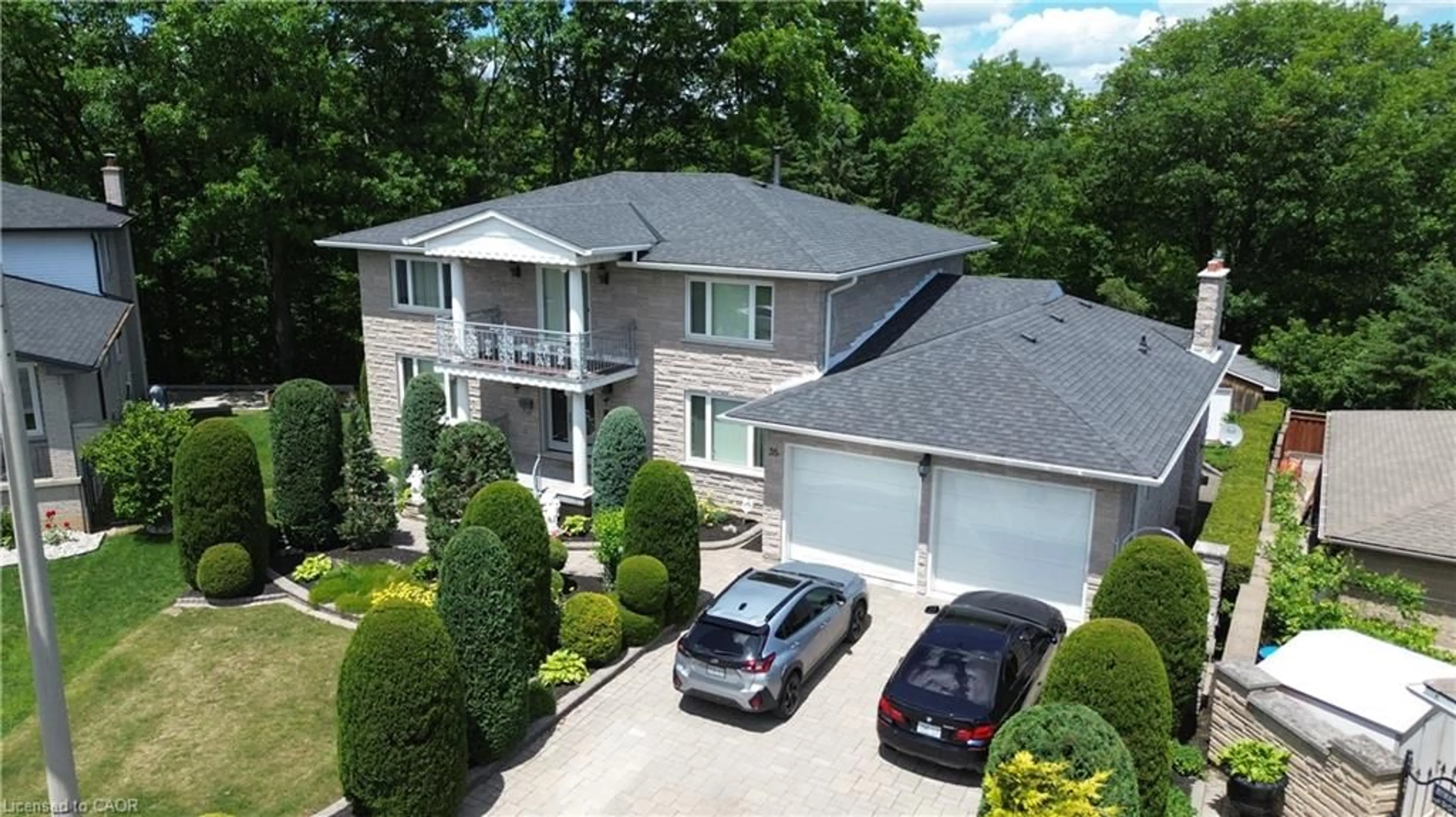 A pic from outside/outdoor area/front of a property/back of a property/a pic from drone, street for 35 Glen Park Crt, Hamilton Ontario L8K 6N6