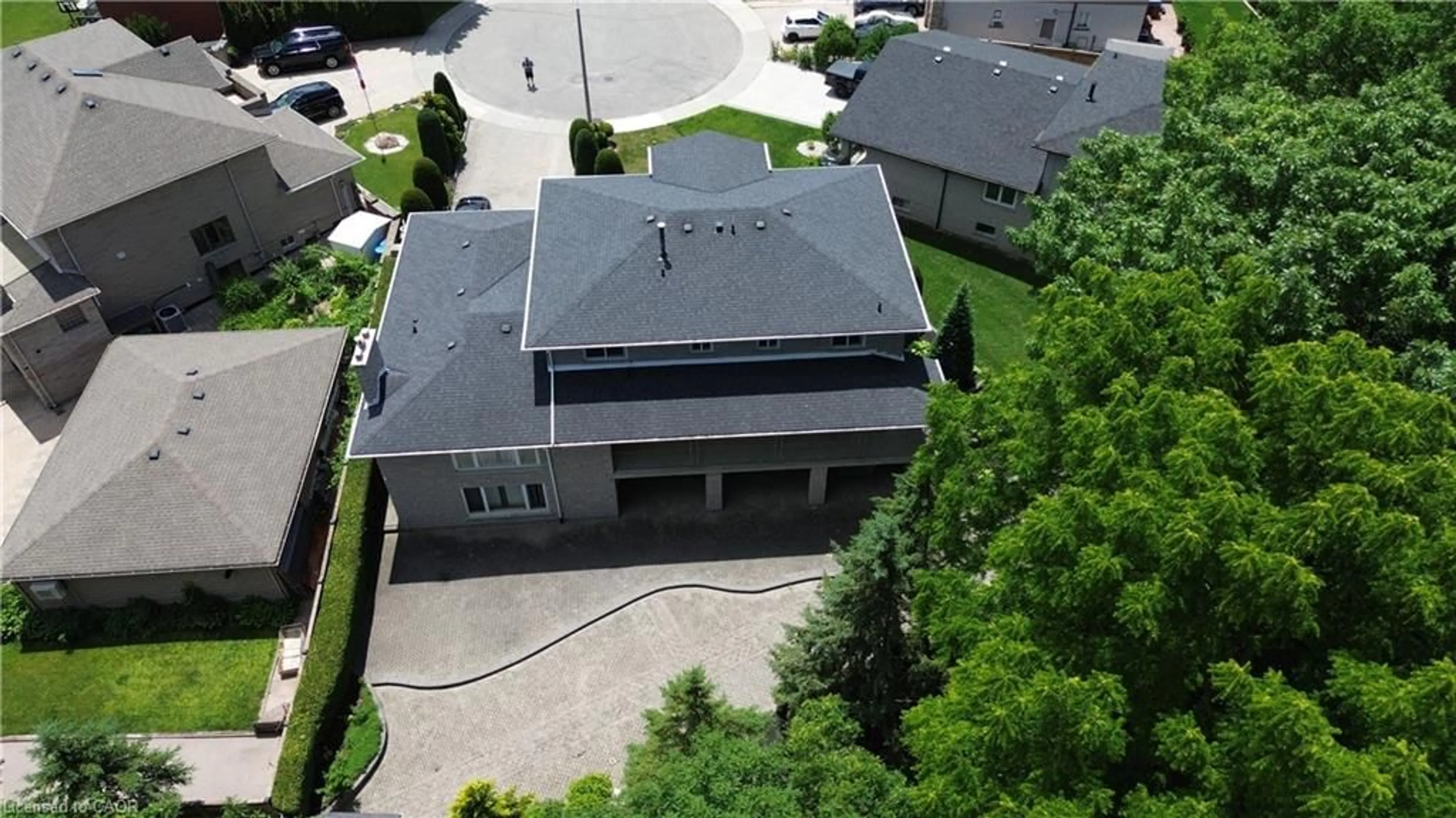 A pic from outside/outdoor area/front of a property/back of a property/a pic from drone, building for 35 Glen Park Crt, Hamilton Ontario L8K 6N6