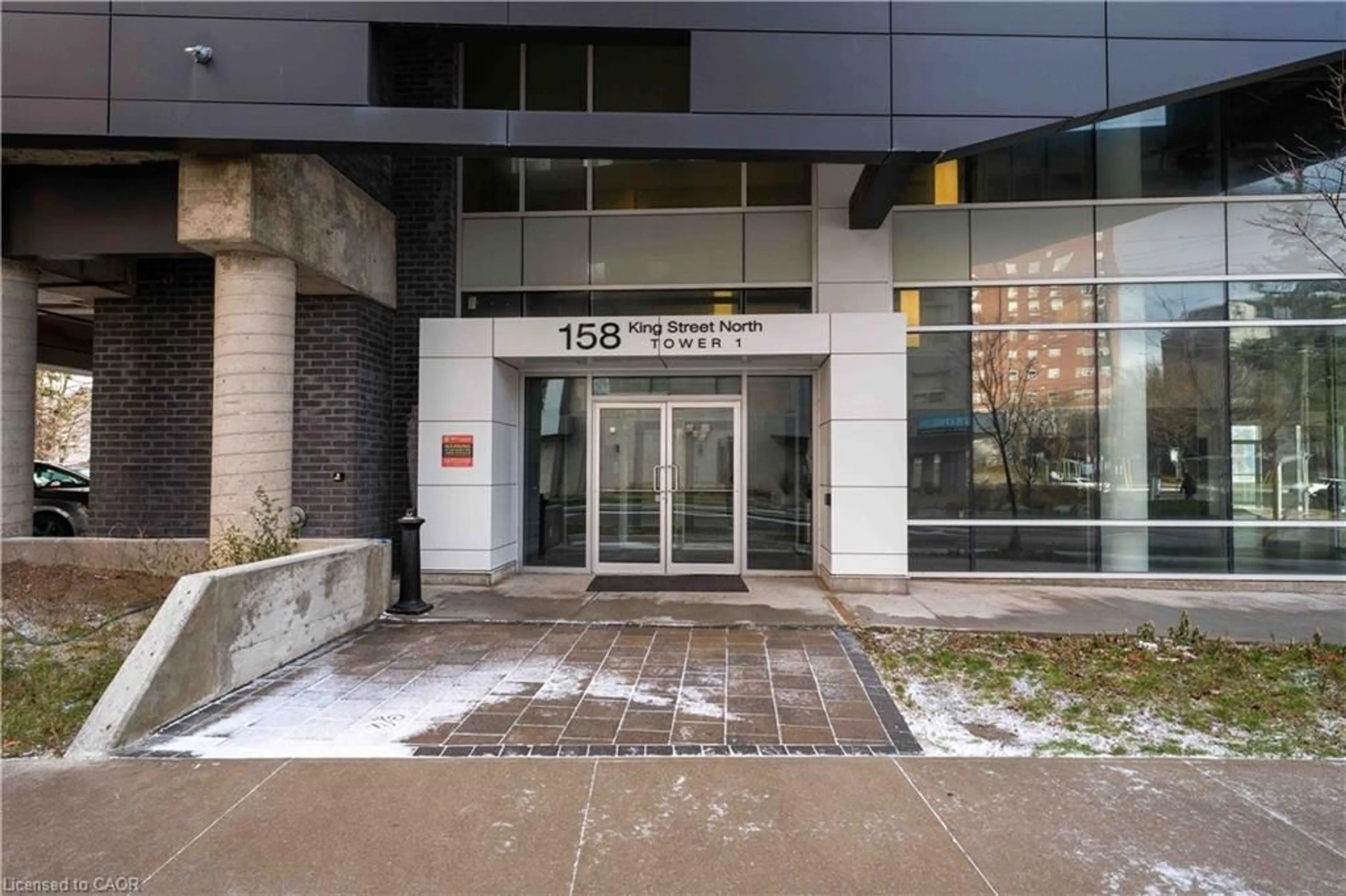 Indoor foyer for 158 King St #81201, Waterloo Ontario N2J 0E5