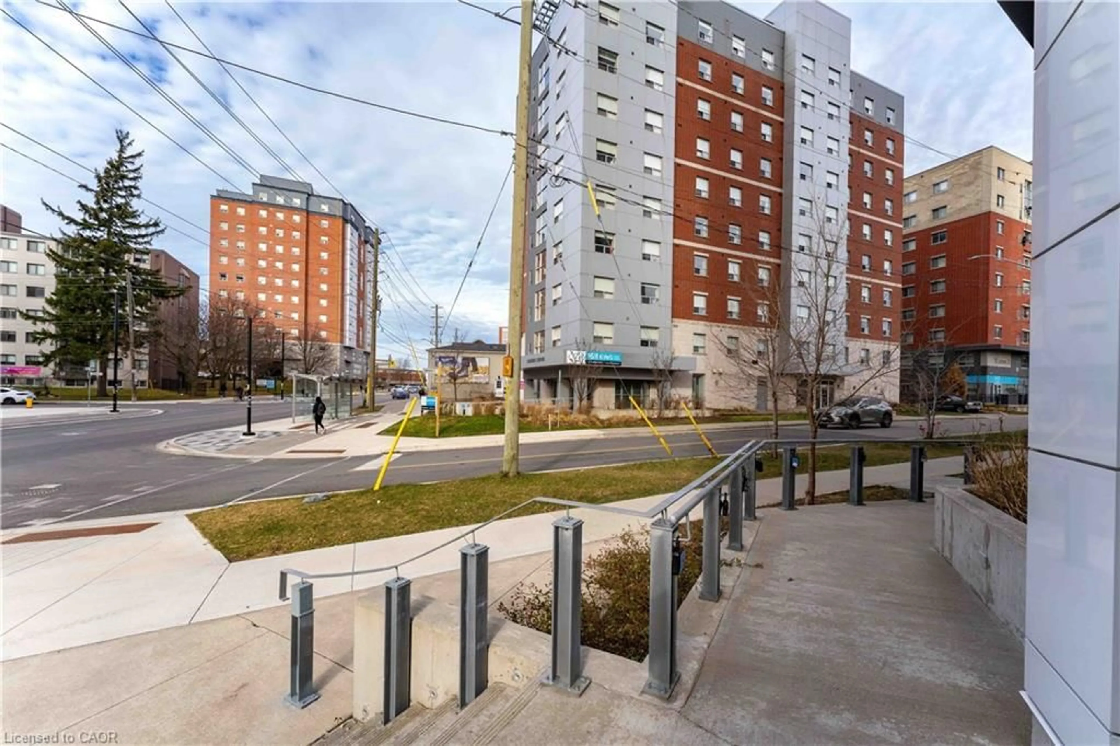 Patio, street for 158 King St #81201, Waterloo Ontario N2J 0E5