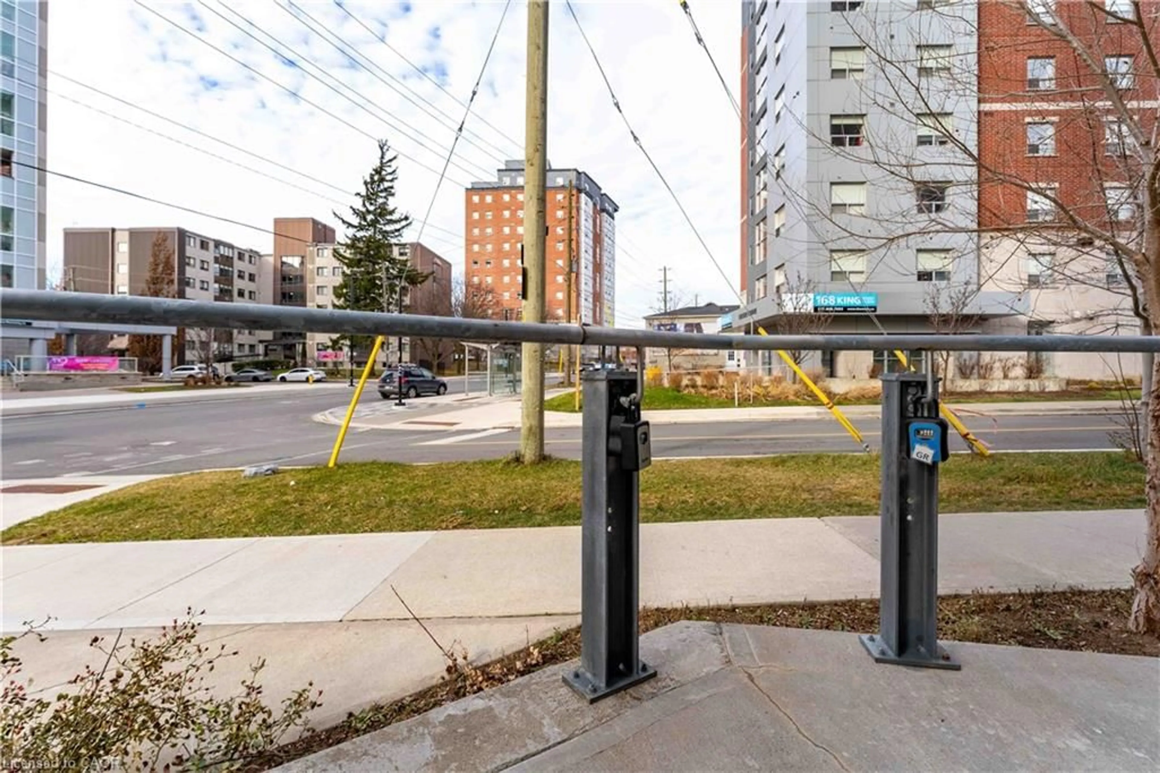 Patio, street for 158 King St #81201, Waterloo Ontario N2J 0E5