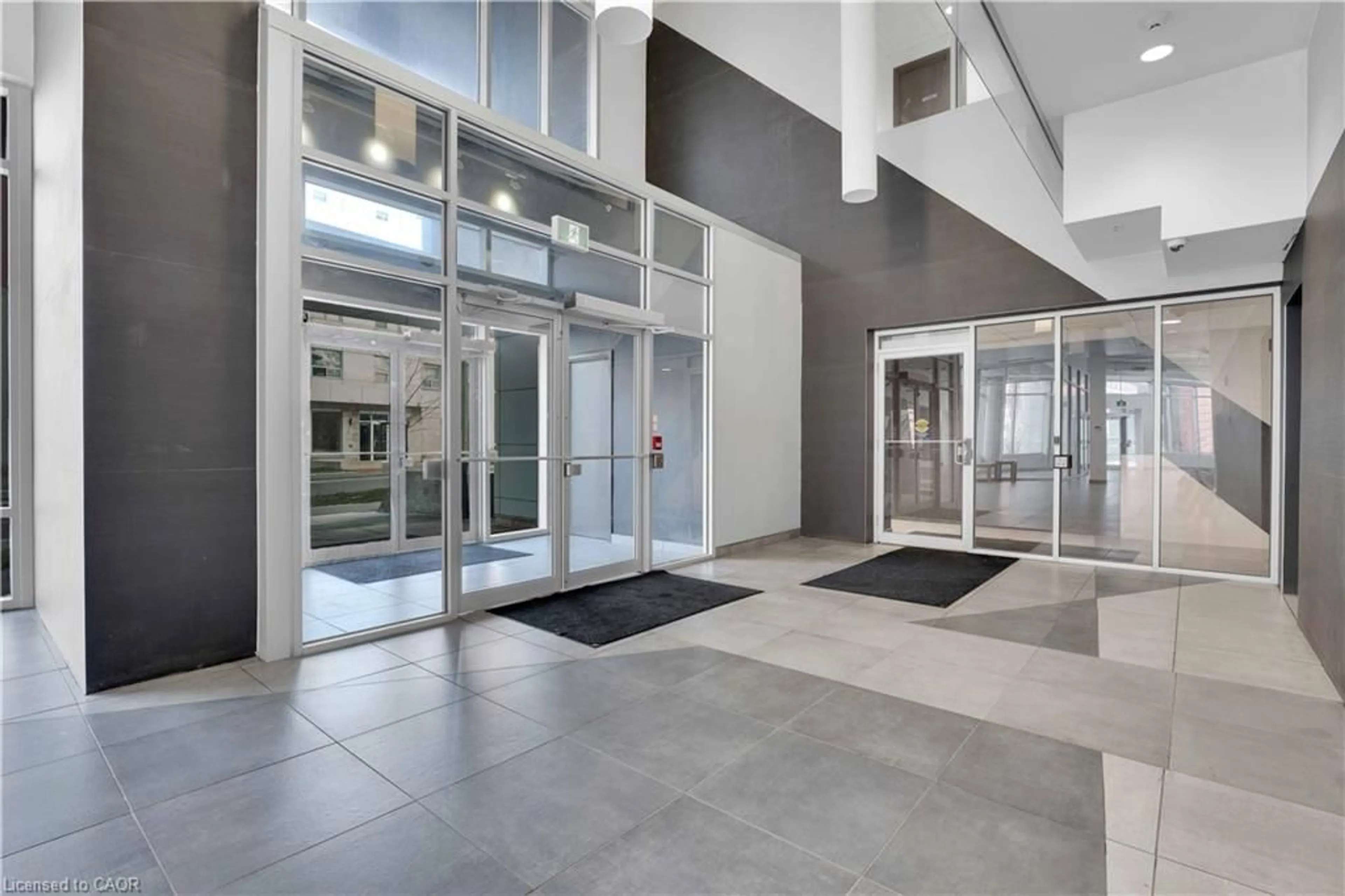 Indoor foyer for 158 King St #81201, Waterloo Ontario N2J 0E5