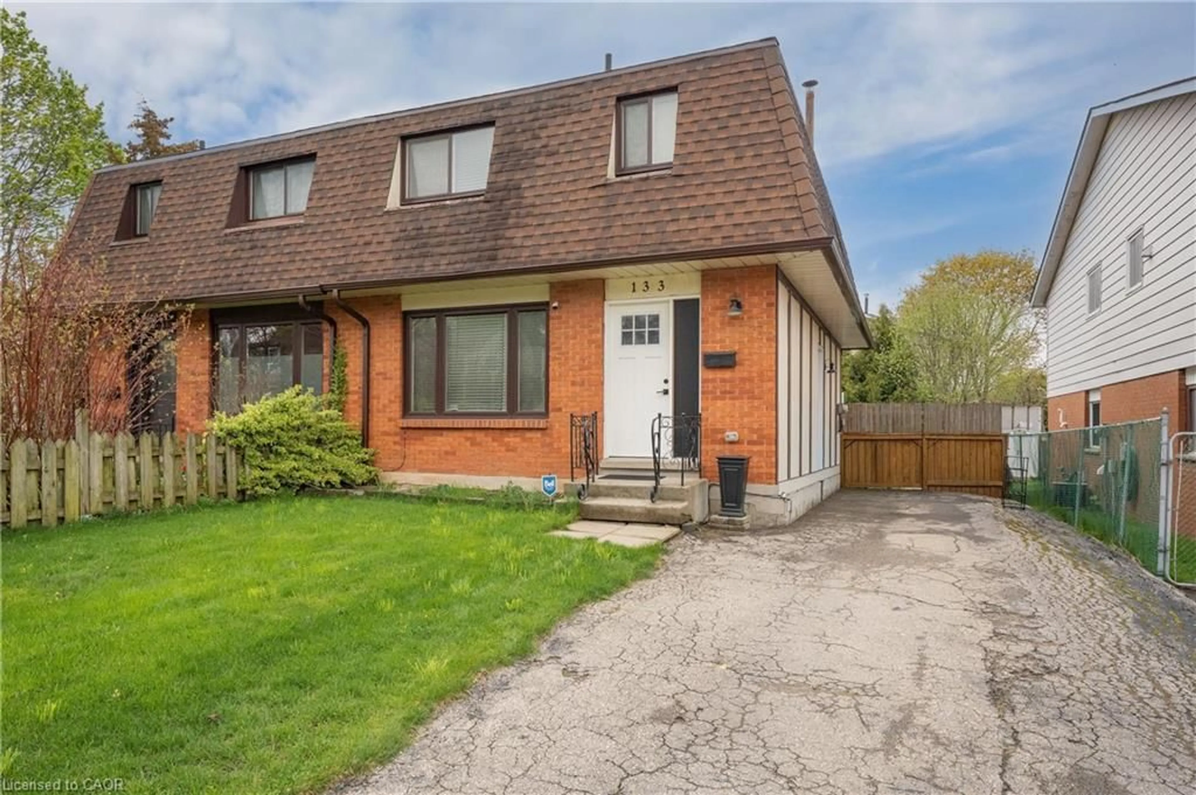 Home with brick exterior material, street for 133 Elm Ridge Ridge, Kitchener Ontario N2N 1J3