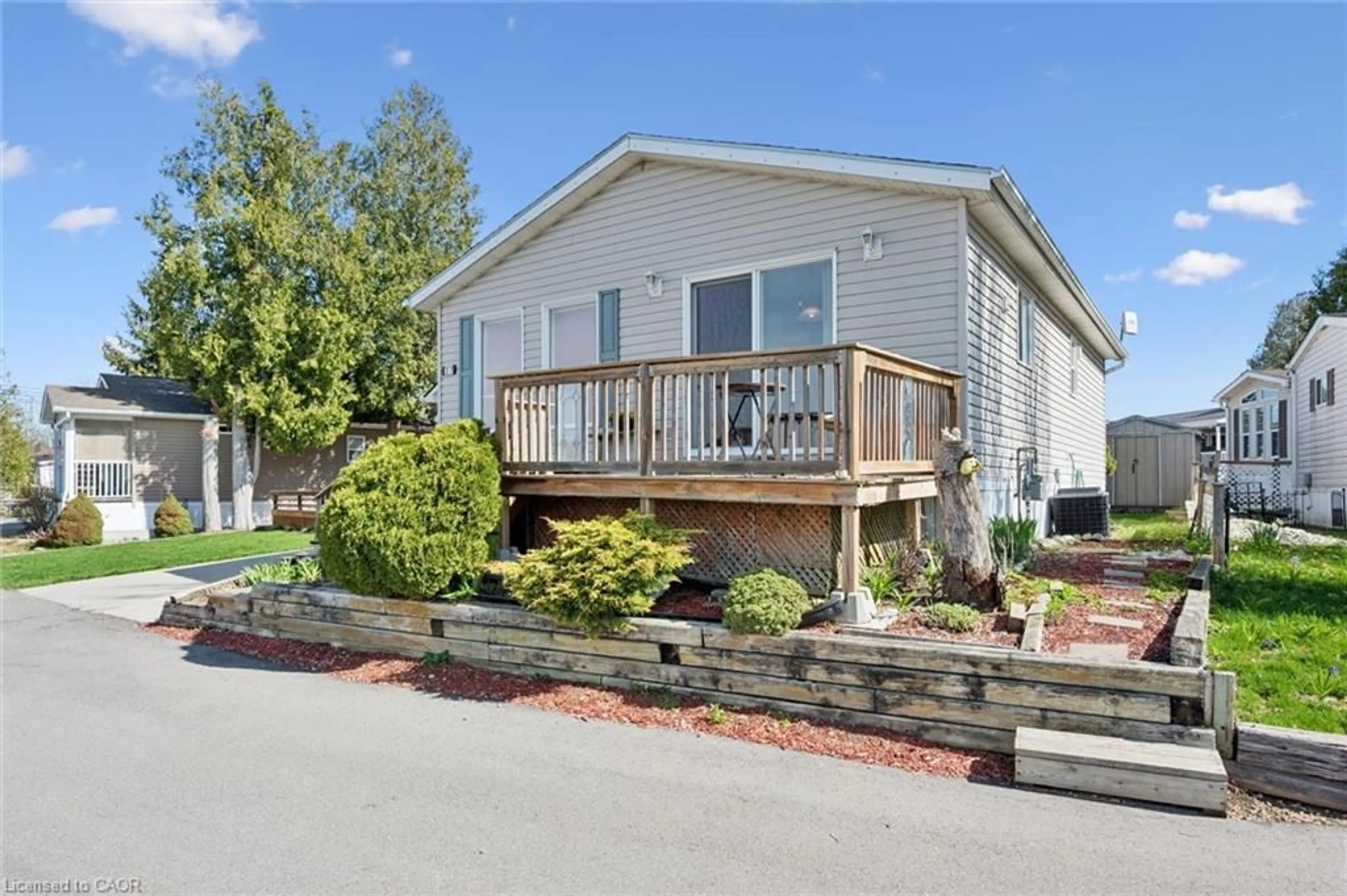 Home with vinyl exterior material, unknown for 27 Trillium Beach Dr, Puslinch Ontario N0B 2J0