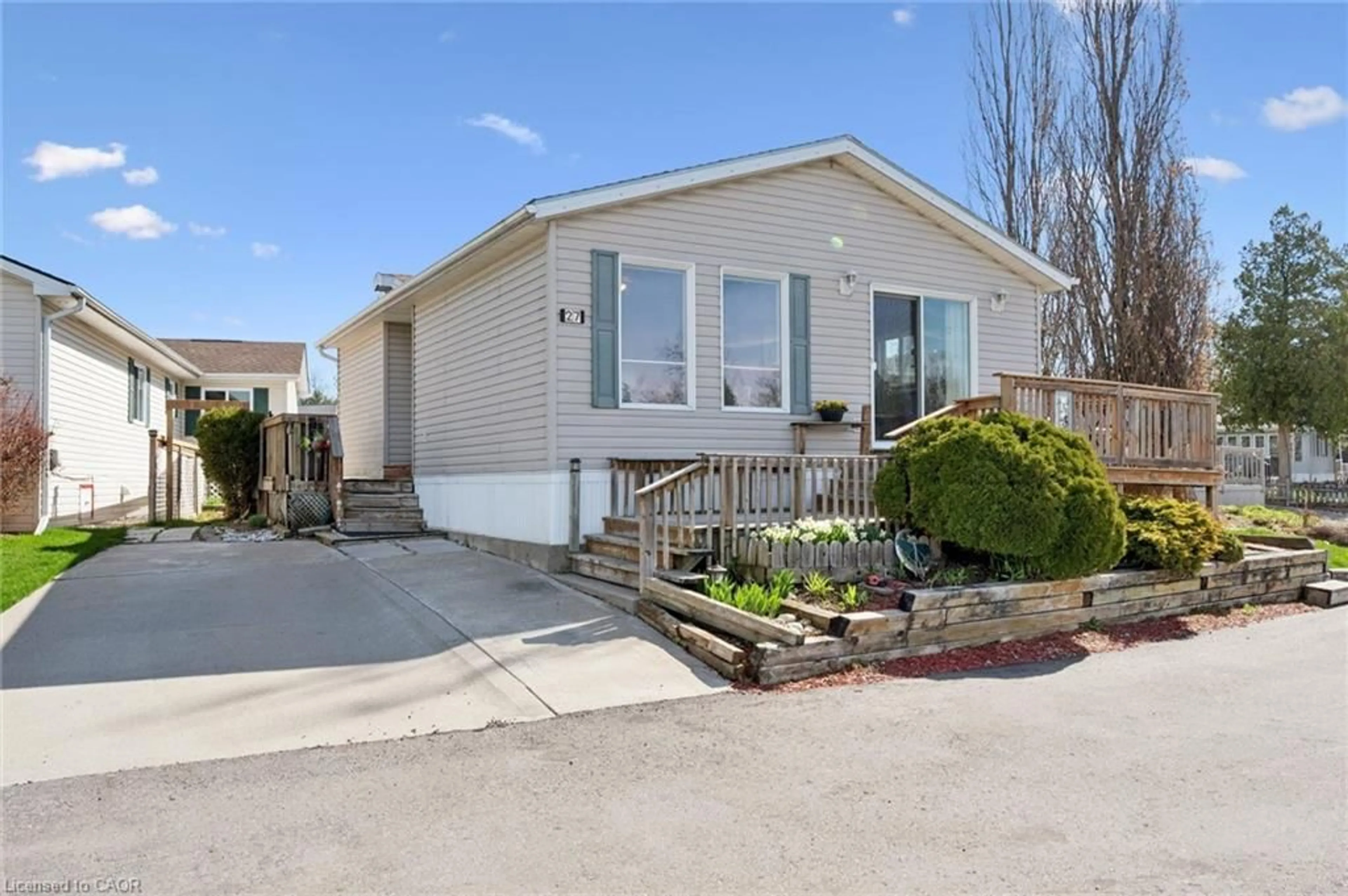 Home with vinyl exterior material, street for 27 Trillium Beach Dr, Puslinch Ontario N0B 2J0