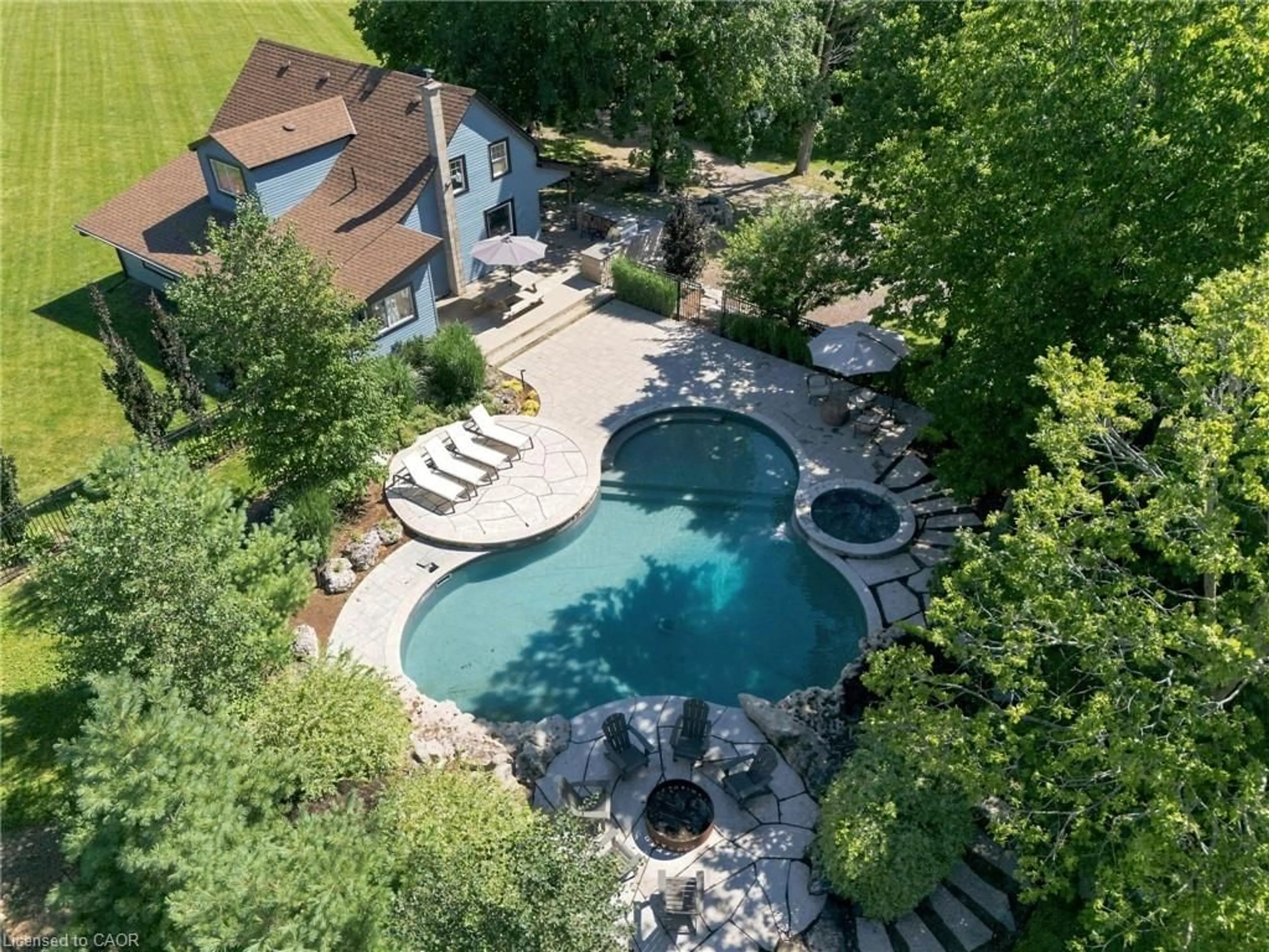 A pic from outside/outdoor area/front of a property/back of a property/a pic from drone, water/lake/river/ocean view for 62 Thompson Rd, Brantford Ontario N3T 5L4