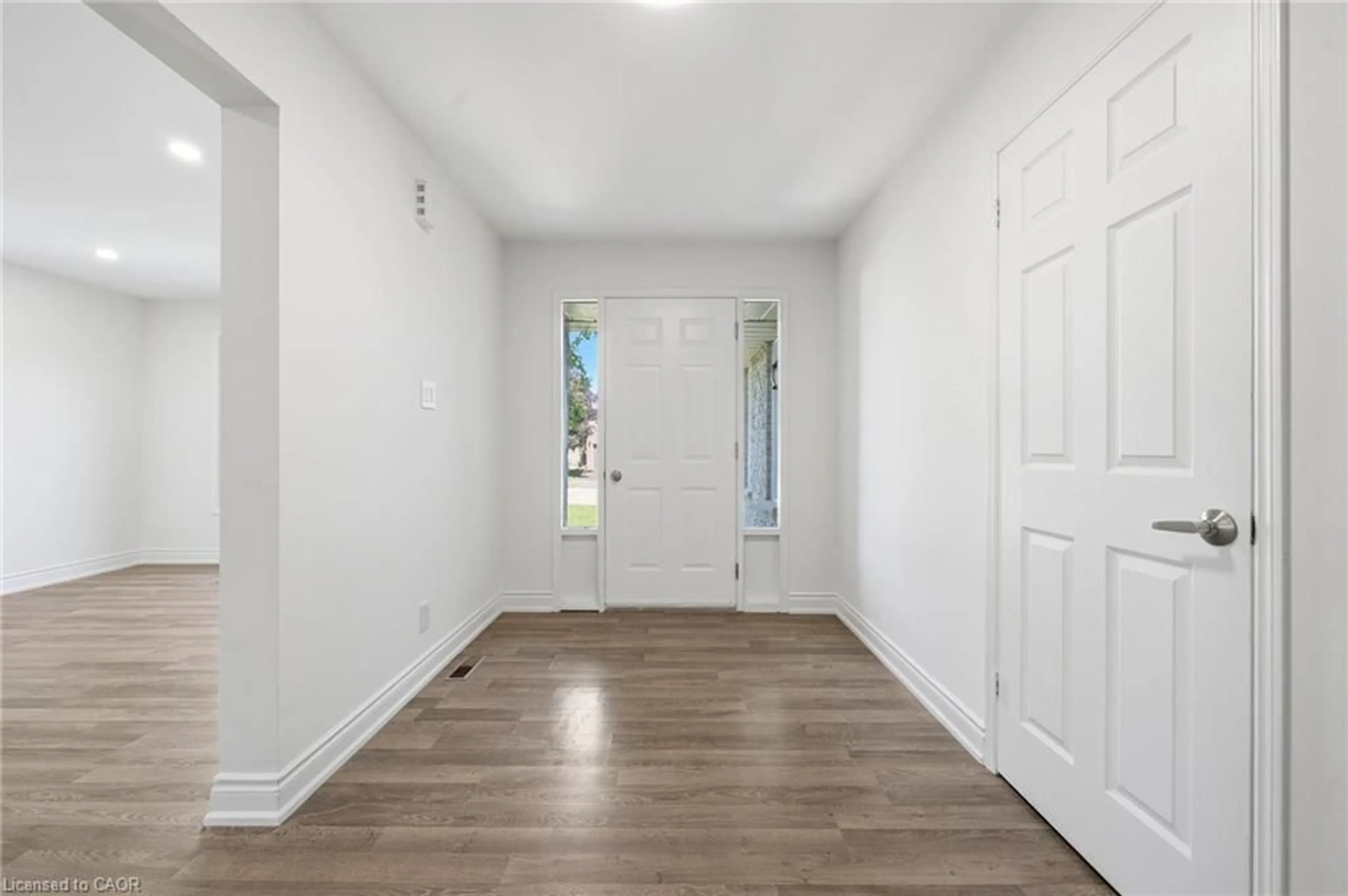 Indoor entryway for 39 Camrose Dr, Keswick Ontario L4P 3L6