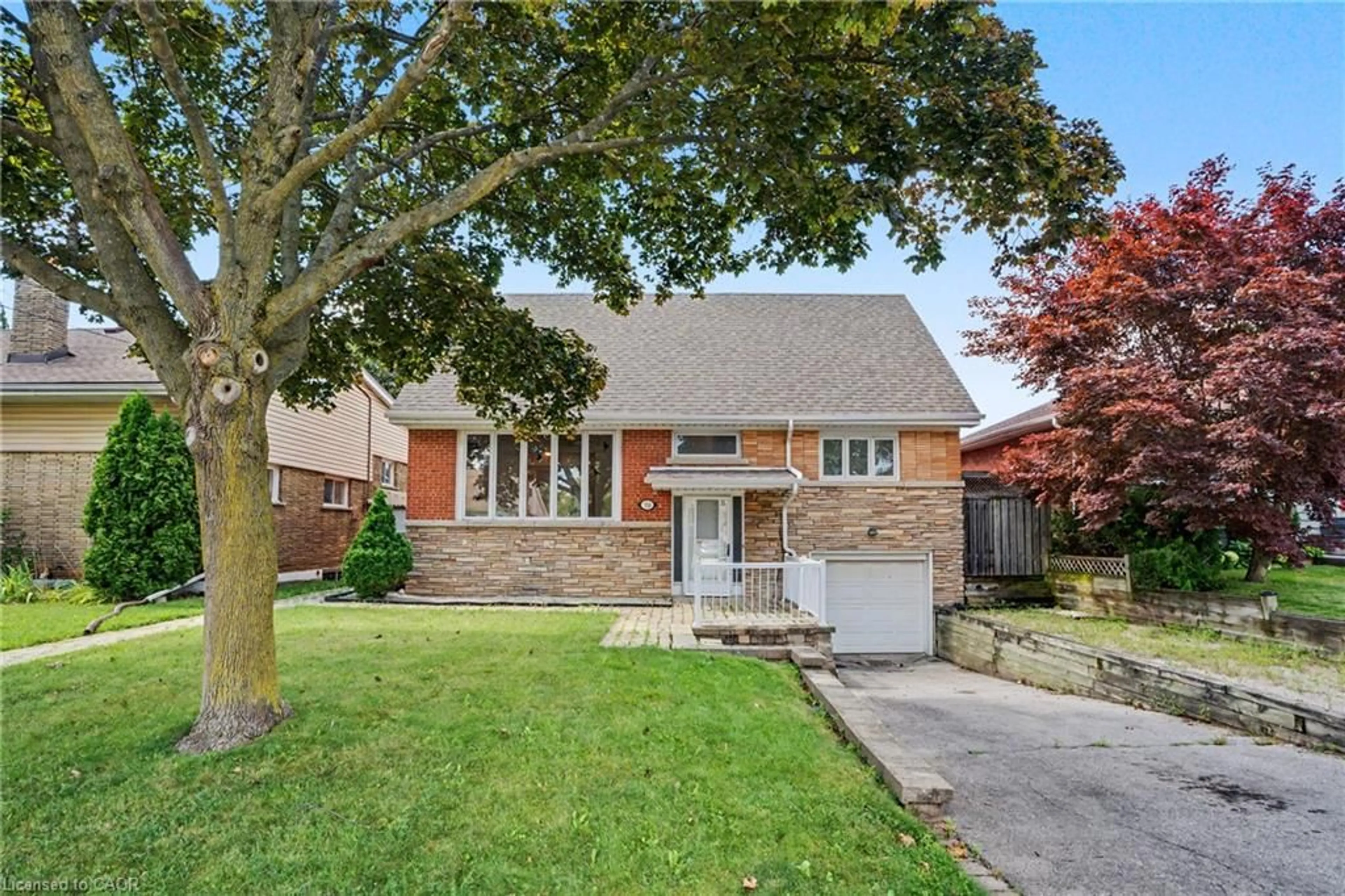 Home with brick exterior material, street for 100 Hardale Cres, Hamilton Ontario L8T 1Y3