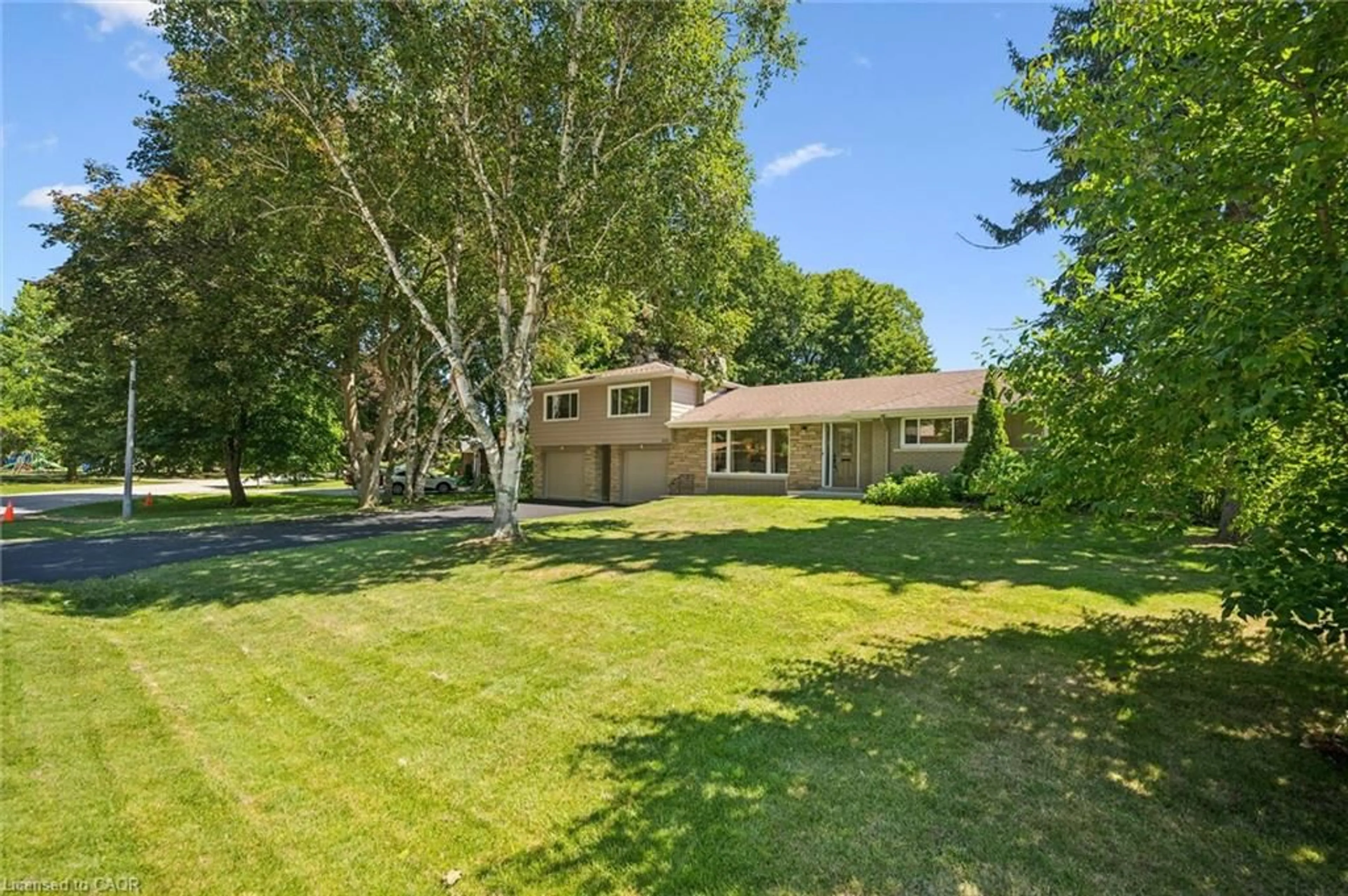 A pic from outside/outdoor area/front of a property/back of a property/a pic from drone, unknown for 636 Iroquois Ave, Ancaster Ontario L9G 3B4
