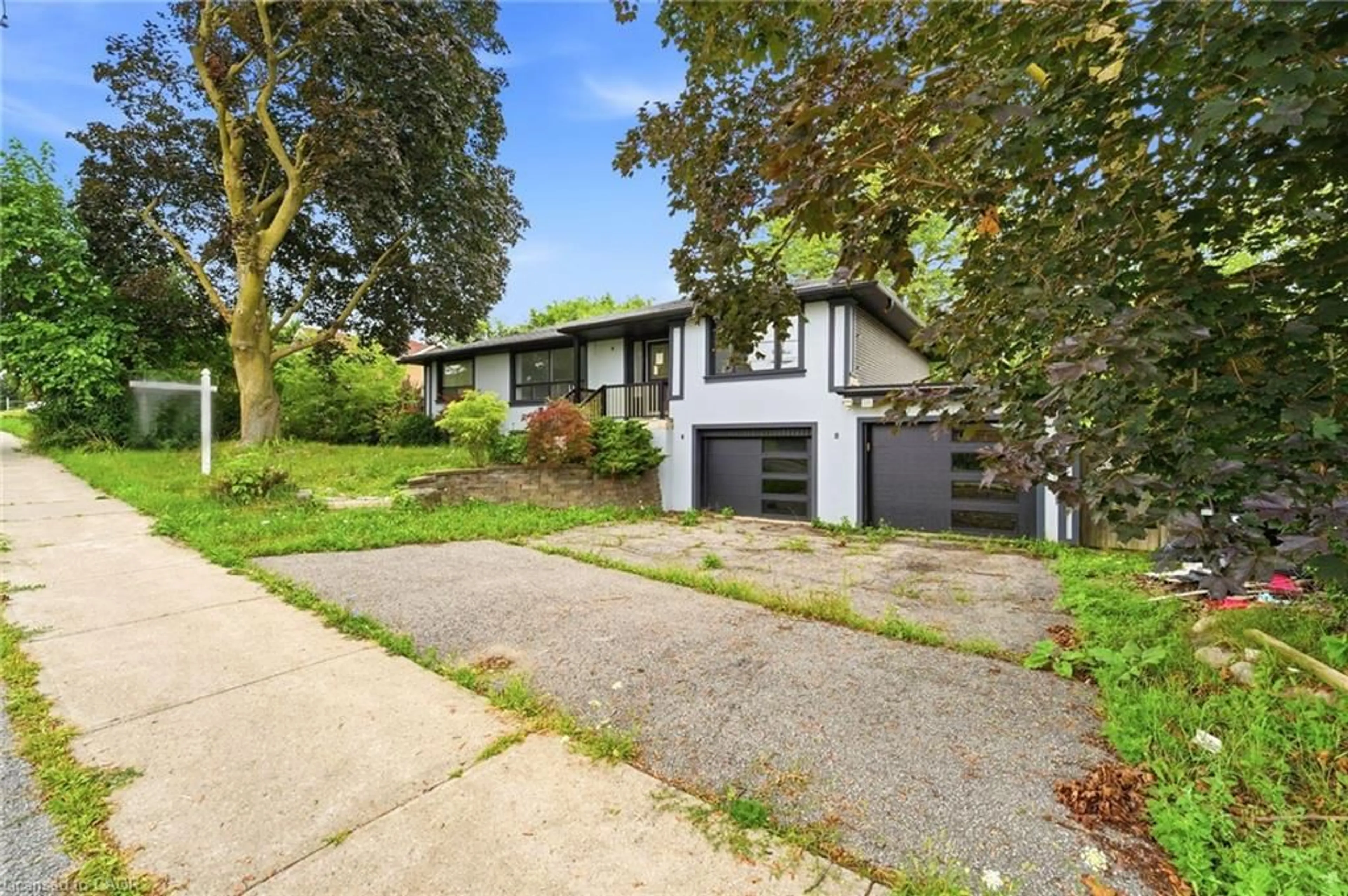 A pic from outside/outdoor area/front of a property/back of a property/a pic from drone, street for 194 Simcoe Rd, Bradford West Gwillimbury Ontario L3Z 1Y9