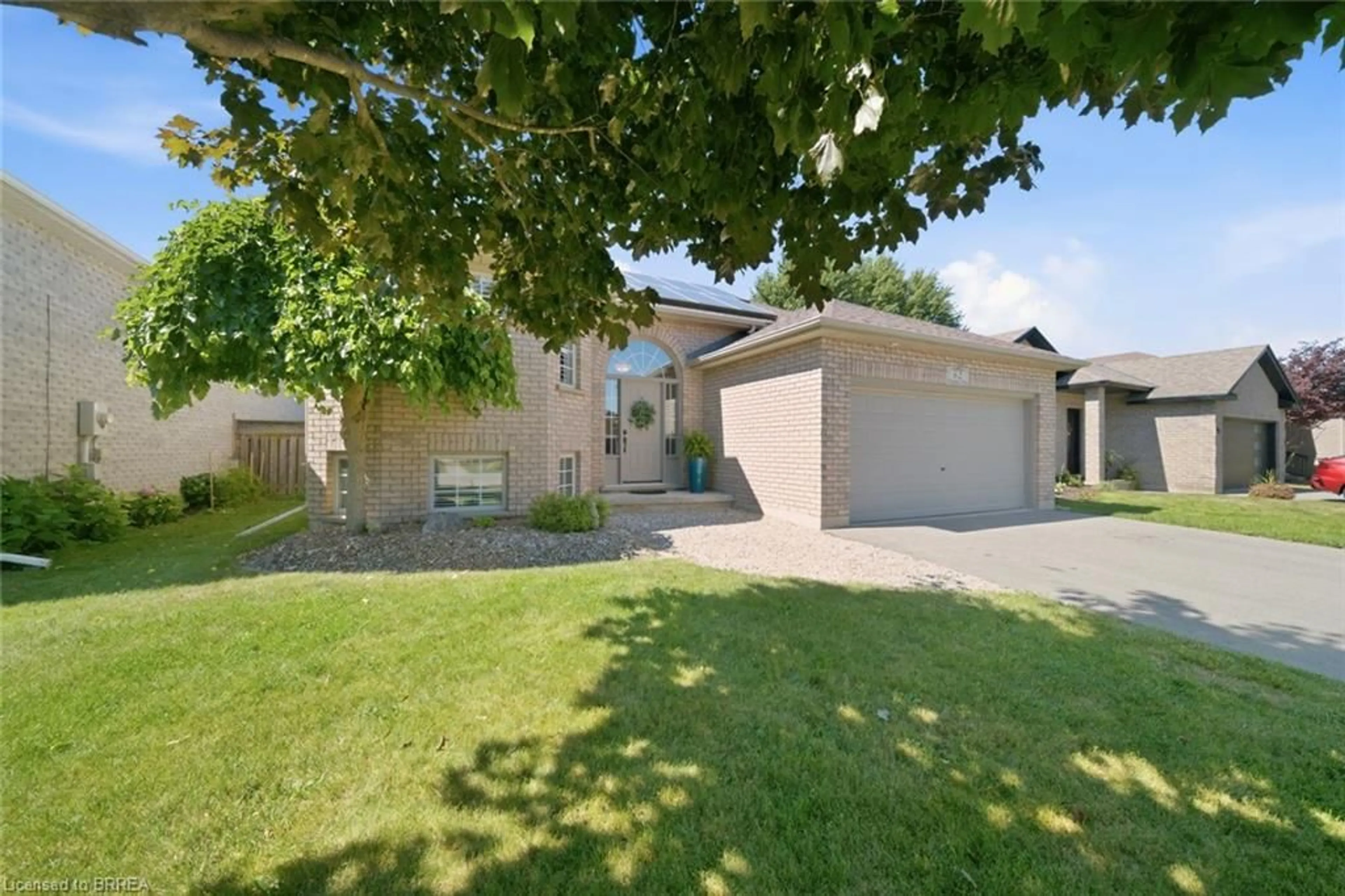 A pic from outside/outdoor area/front of a property/back of a property/a pic from drone, street for 62 Donegal Dr, Brantford Ontario N3T 6L2