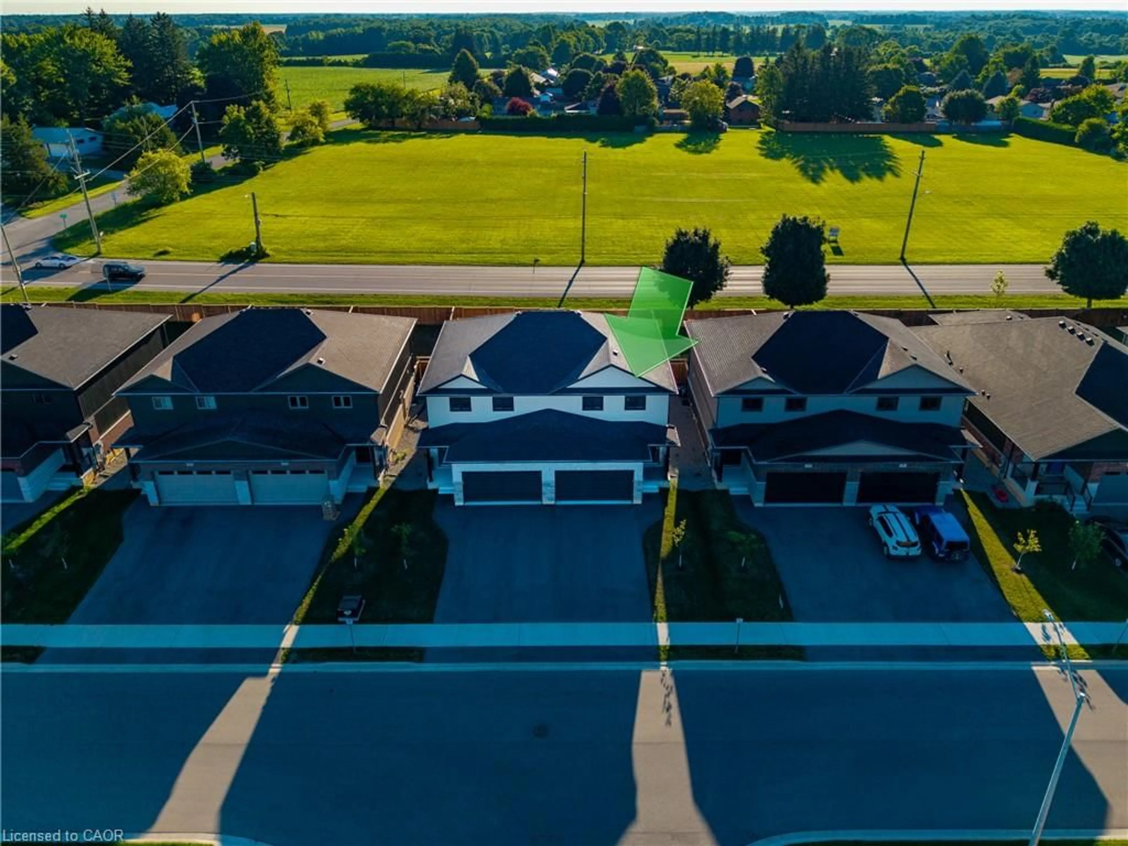 A pic from outside/outdoor area/front of a property/back of a property/a pic from drone, unknown for 107 Amber St, Waterford Ontario N0E 1Y0