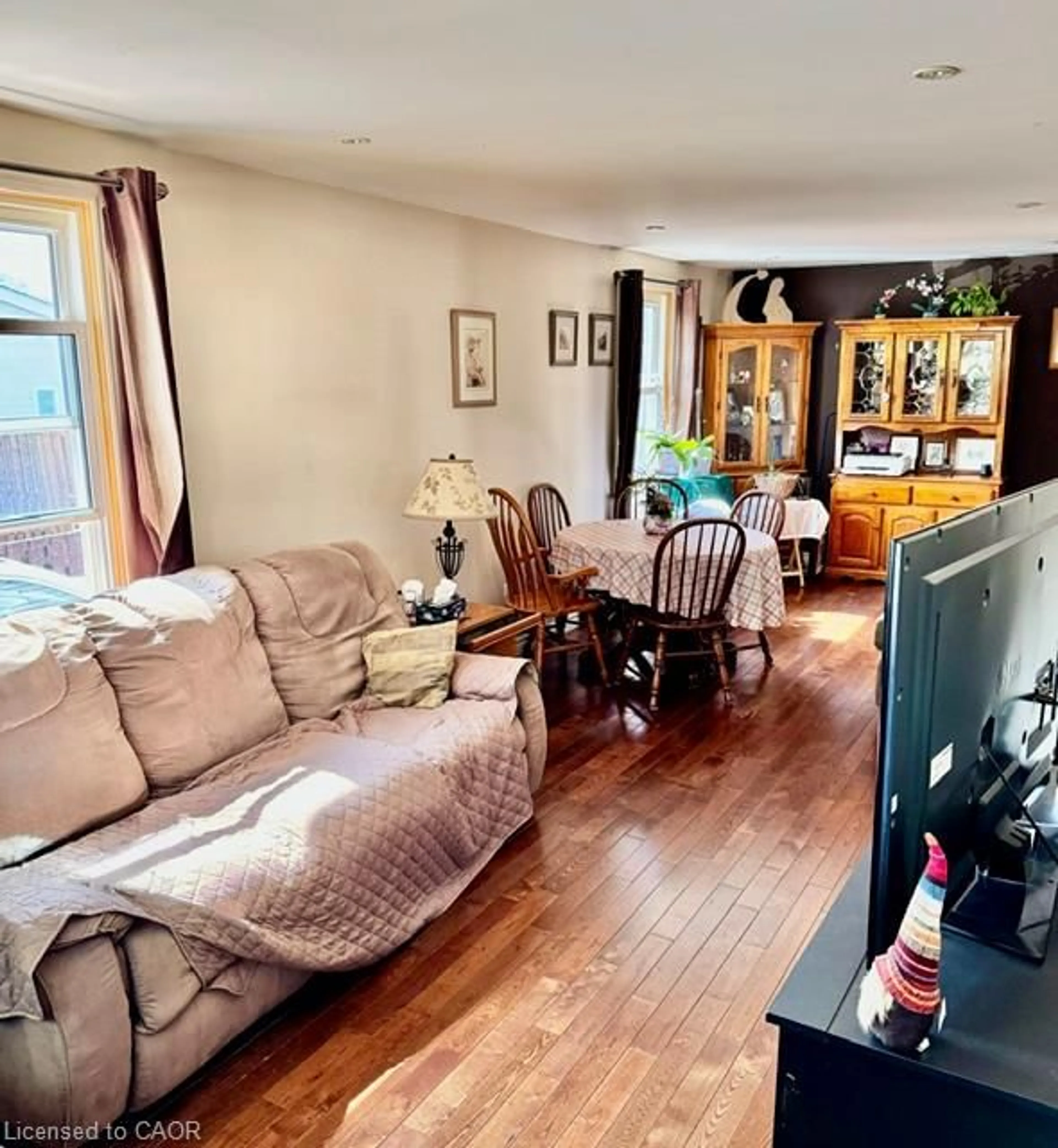 A pic of a room for 342 Barton St, Hamilton Ontario L8E 2K9