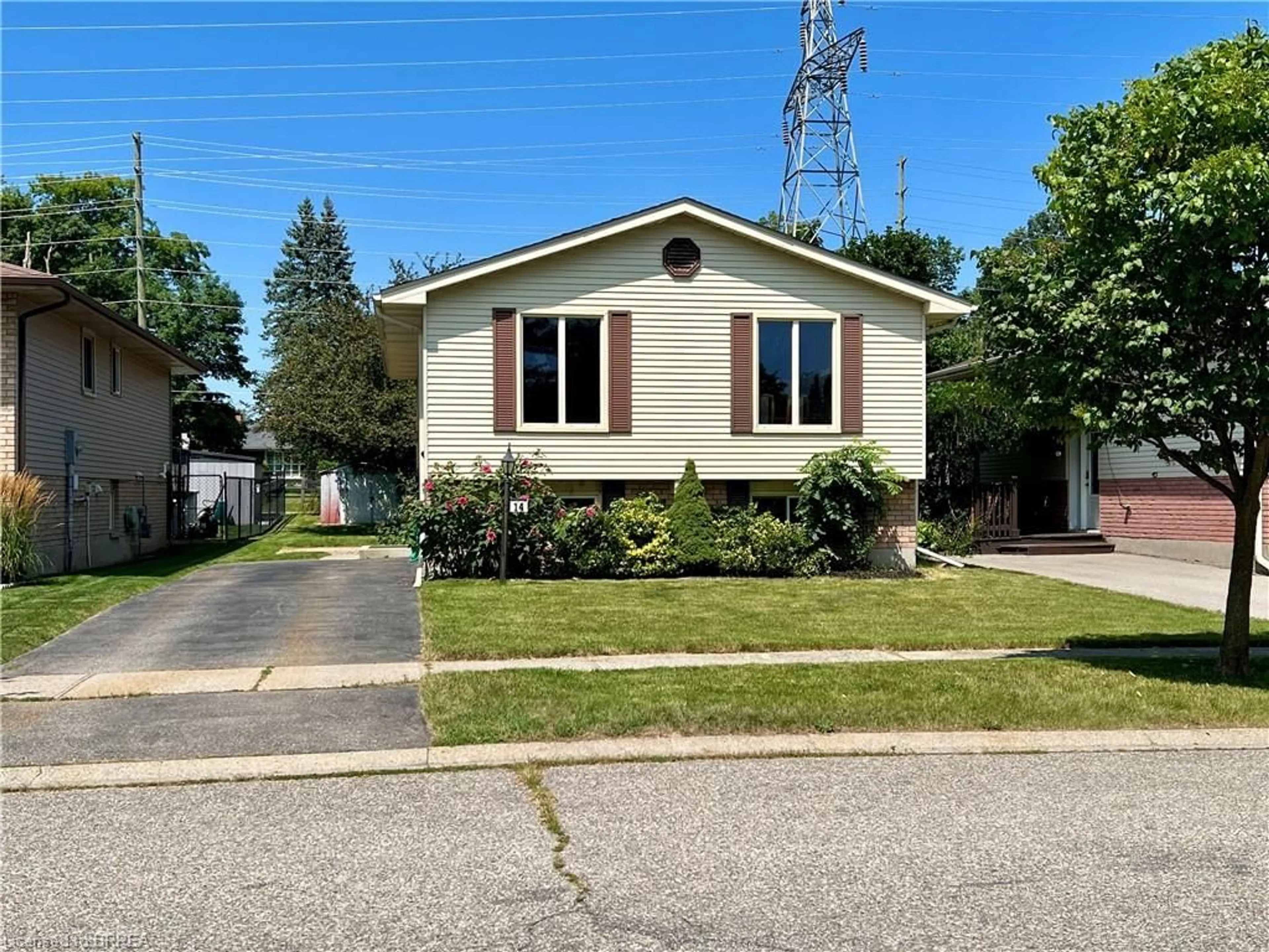 Home with vinyl exterior material, street for 14 Arbor Dr, Brantford Ontario N3P 1Z3
