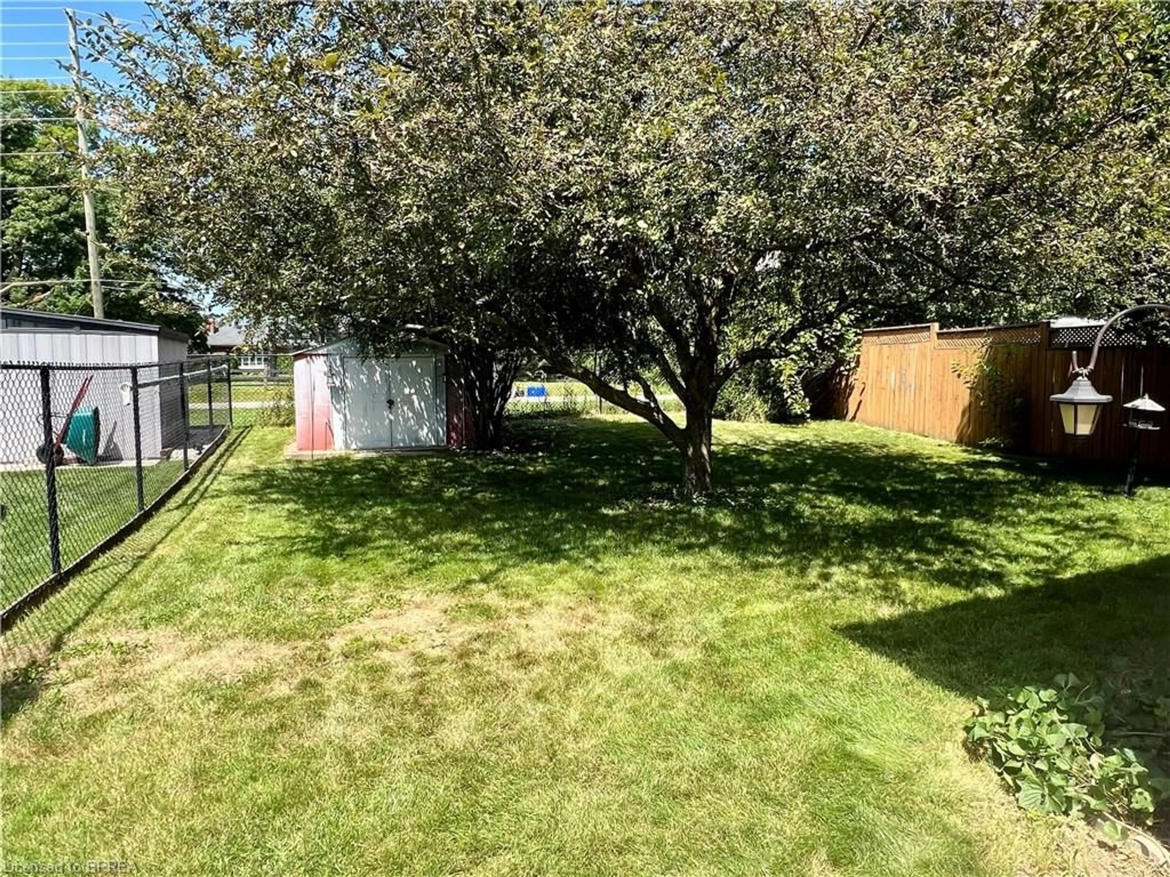 A pic from outside/outdoor area/front of a property/back of a property/a pic from drone, unknown for 14 Arbor Dr, Brantford Ontario N3P 1Z3