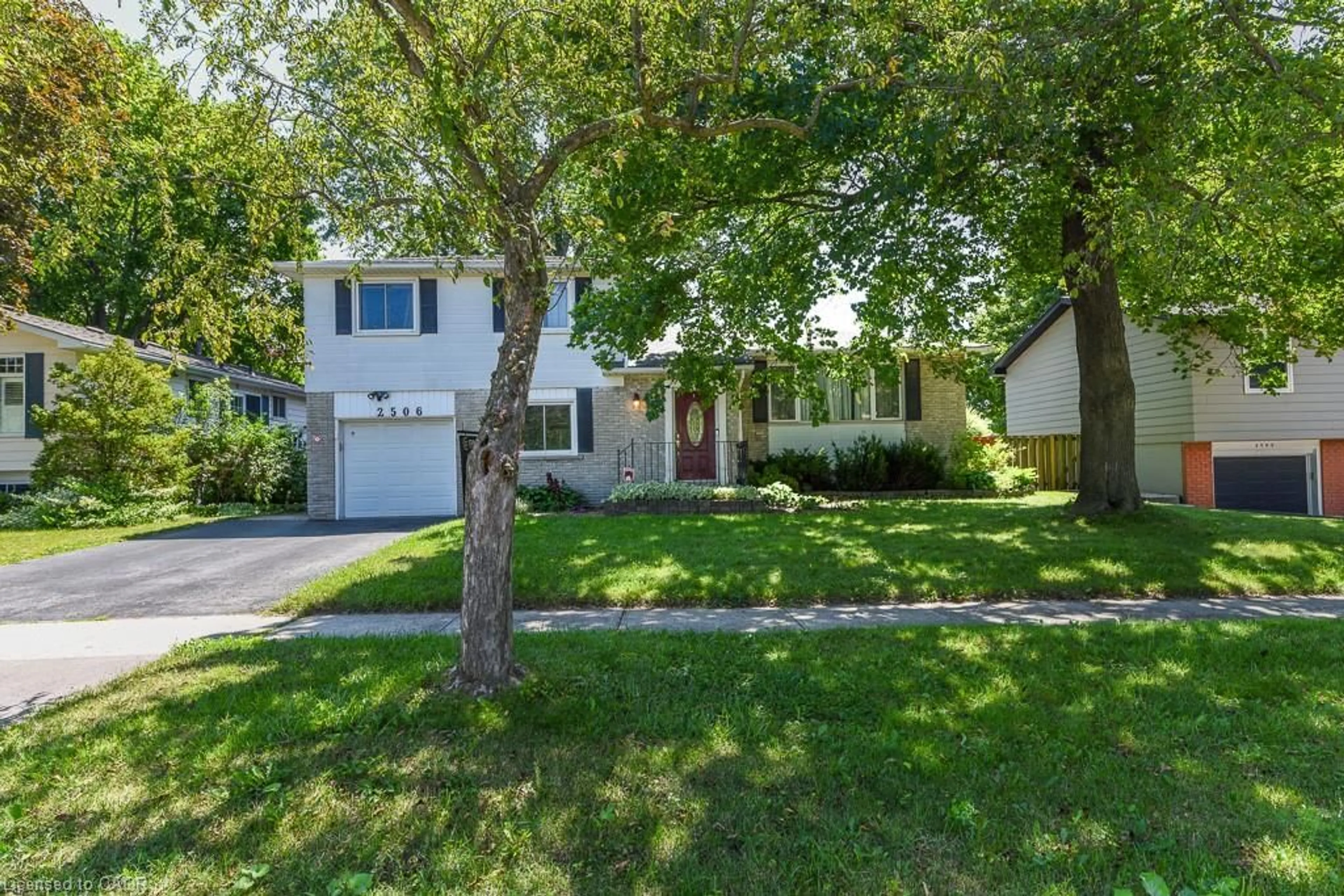 Home with vinyl exterior material, street for 2506 Bridge Rd, Oakville Ontario L6L 2H2
