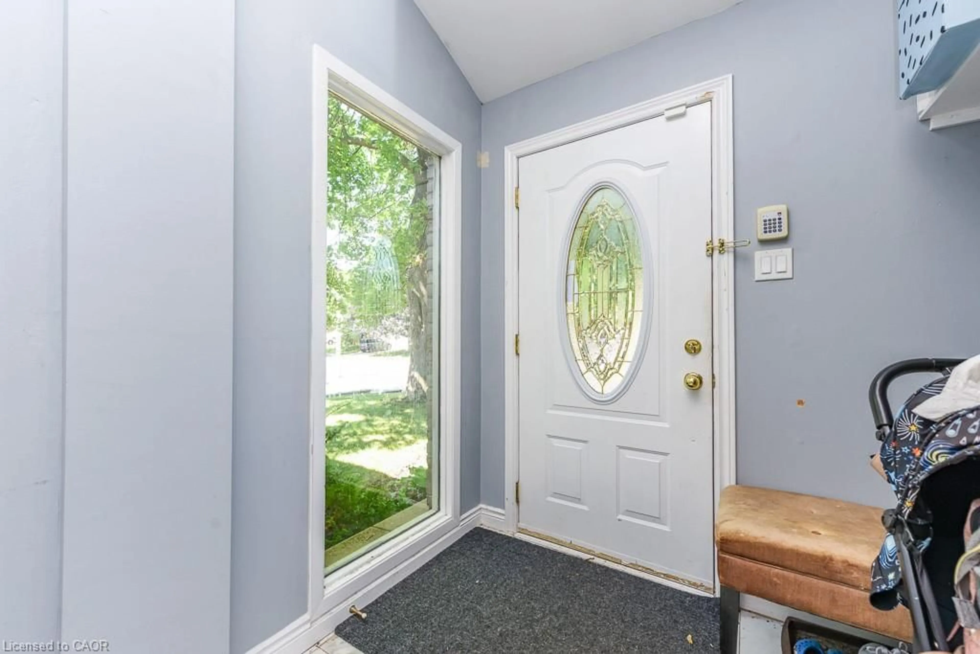 Indoor entryway for 2506 Bridge Rd, Oakville Ontario L6L 2H2