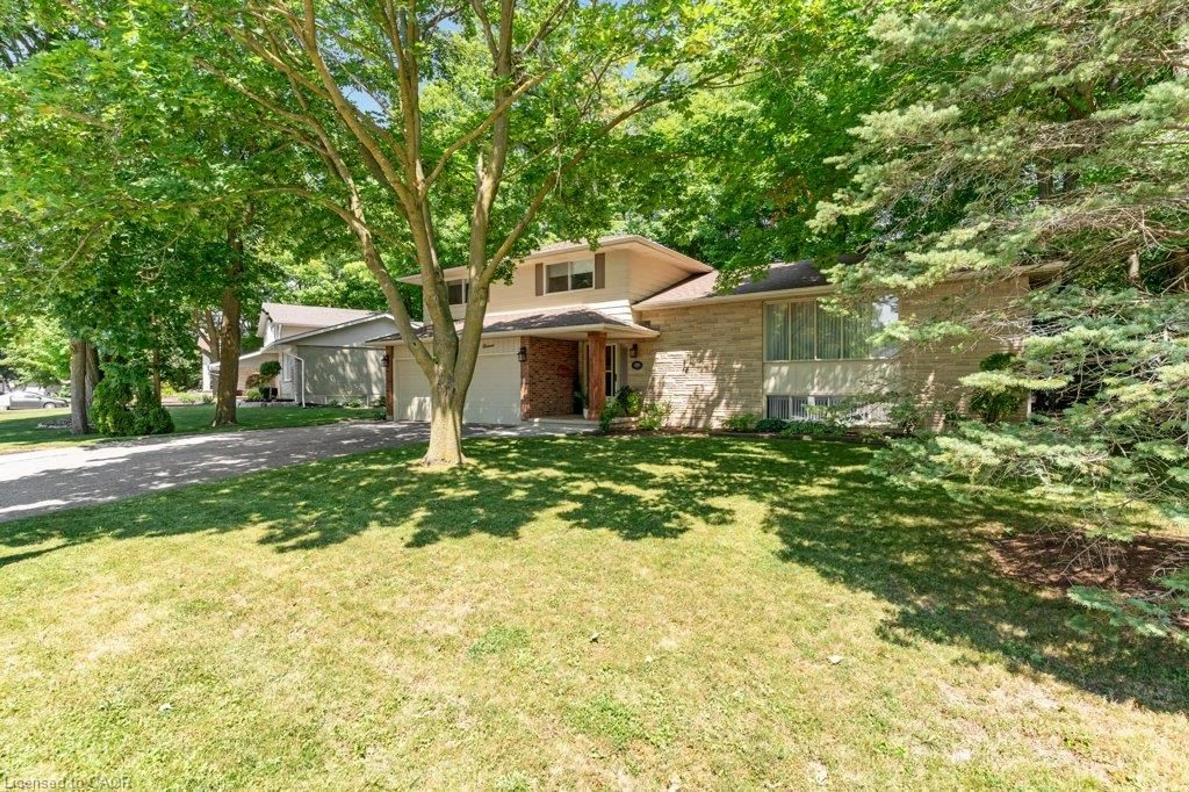 A pic from outside/outdoor area/front of a property/back of a property/a pic from drone, street for 11 Grey Owl Dr, Elmira Ontario N3B 1S4