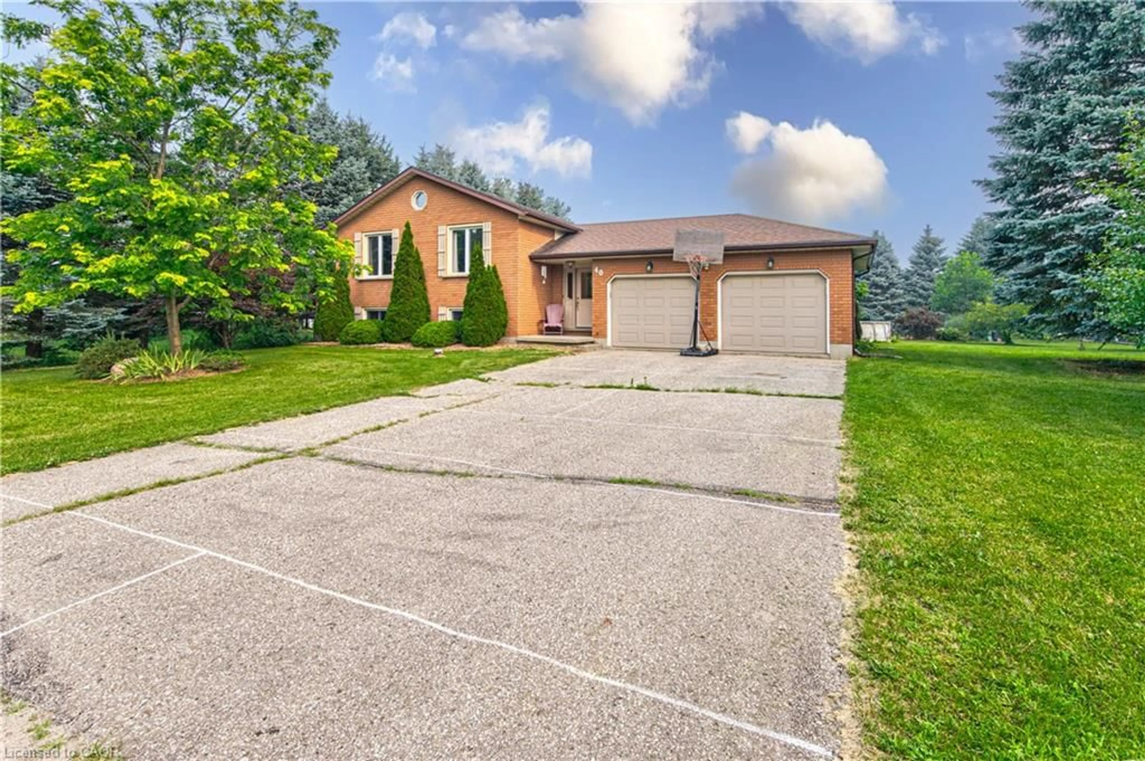 A pic from outside/outdoor area/front of a property/back of a property/a pic from drone, street for 40 Peter St, Scotland Ontario N0E 1R0