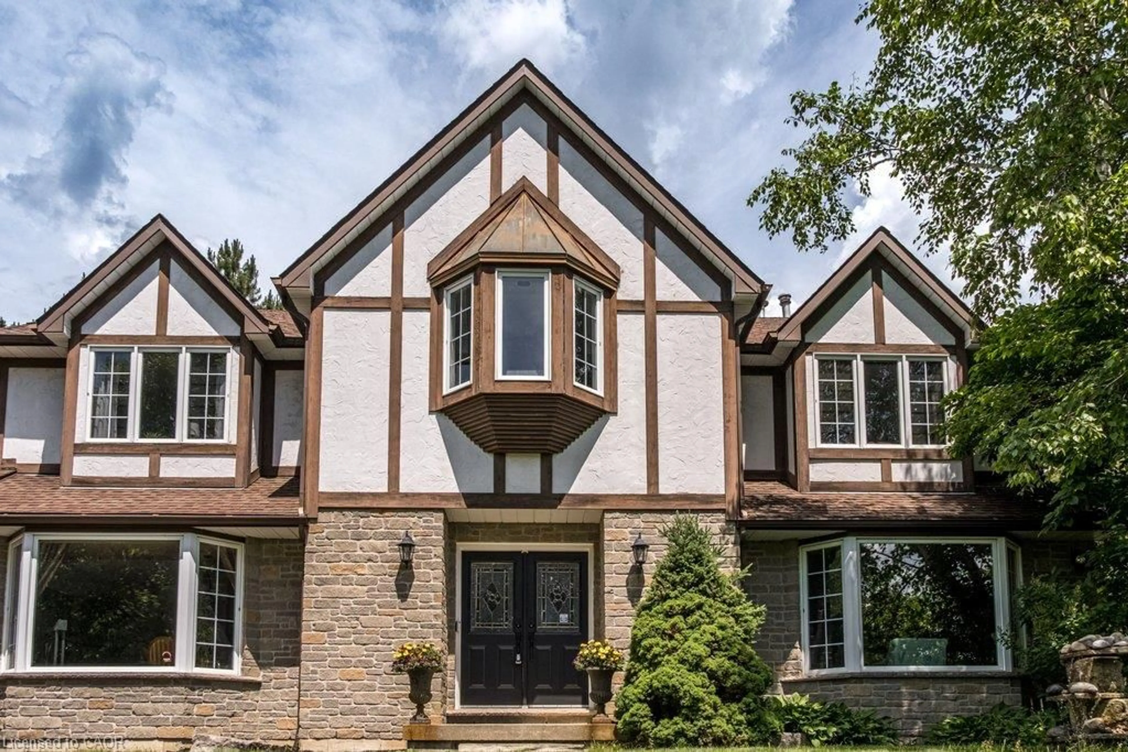 Home with brick exterior material, street for 1 Kusins Crt, Dundas Ontario L9H 6Z4