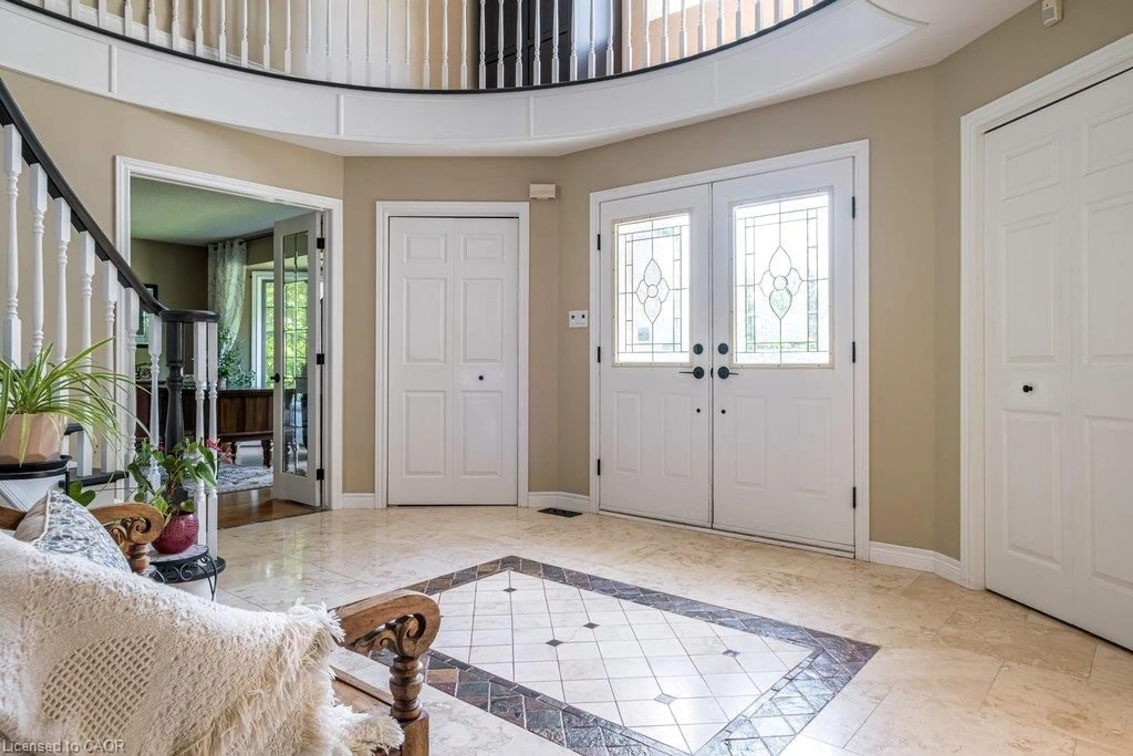Indoor entryway for 1 Kusins Crt, Dundas Ontario L9H 6Z4