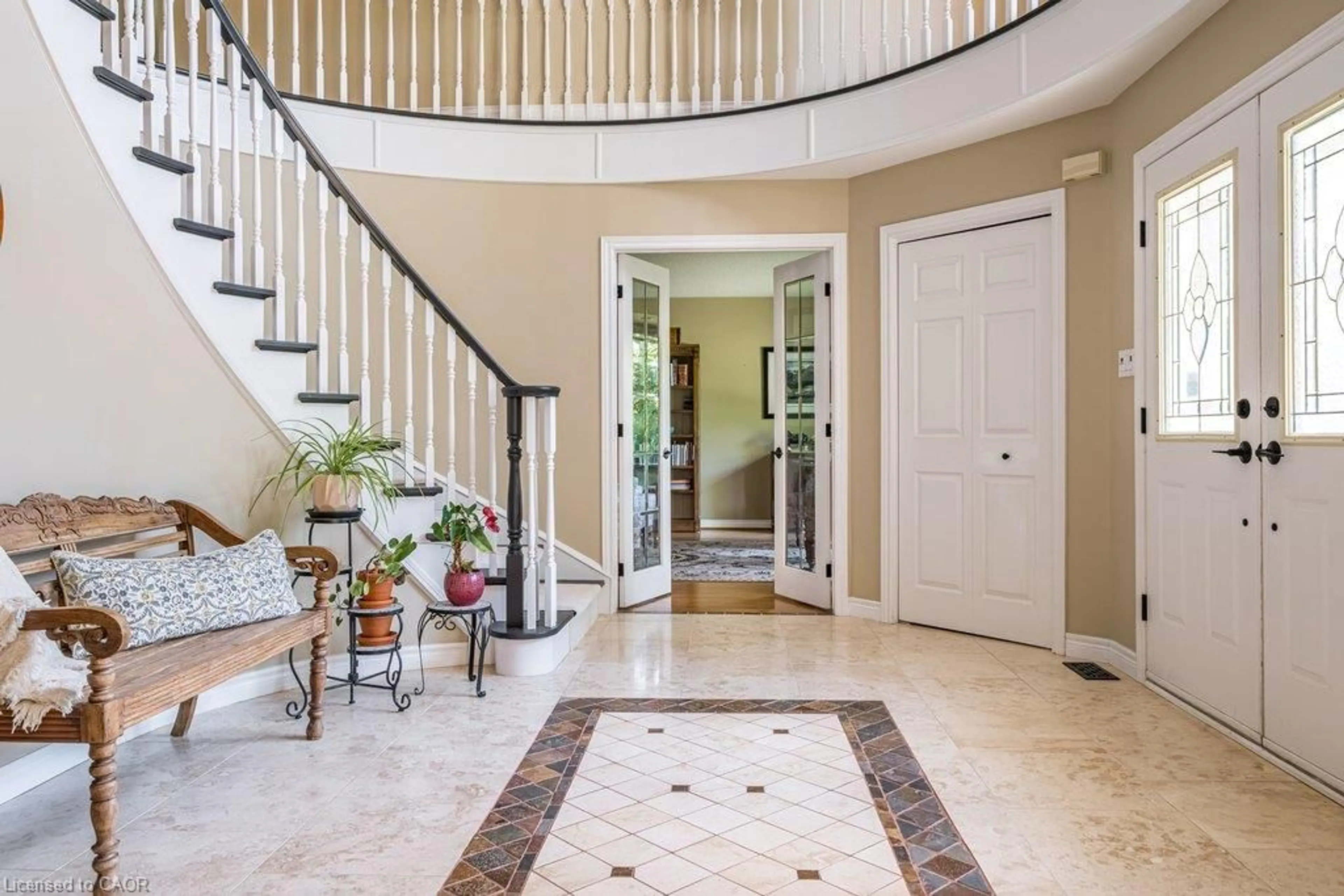Indoor entryway for 1 Kusins Crt, Dundas Ontario L9H 6Z4