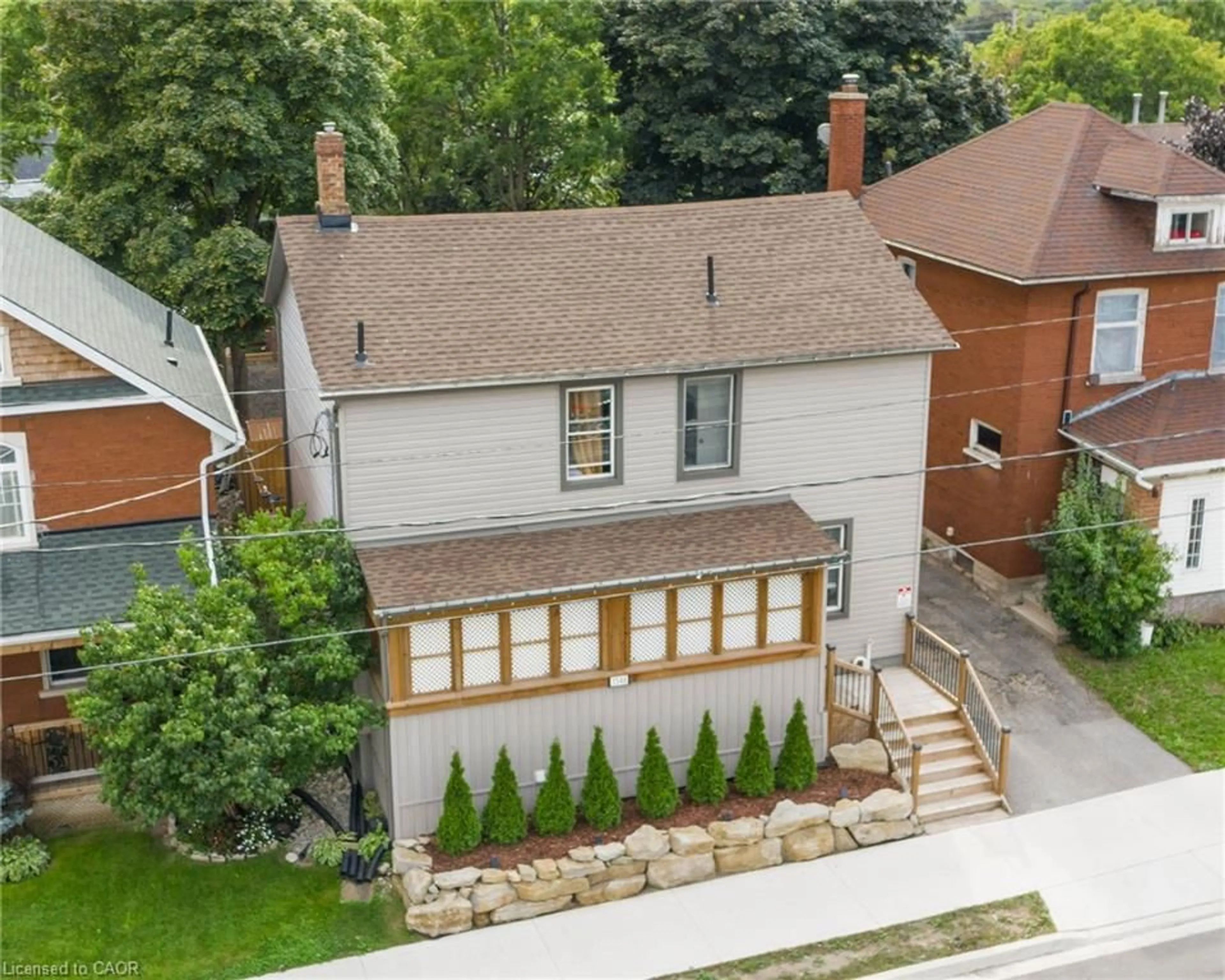 A pic from outside/outdoor area/front of a property/back of a property/a pic from drone, street for 1346 King St, Cambridge Ontario N3H 3R1