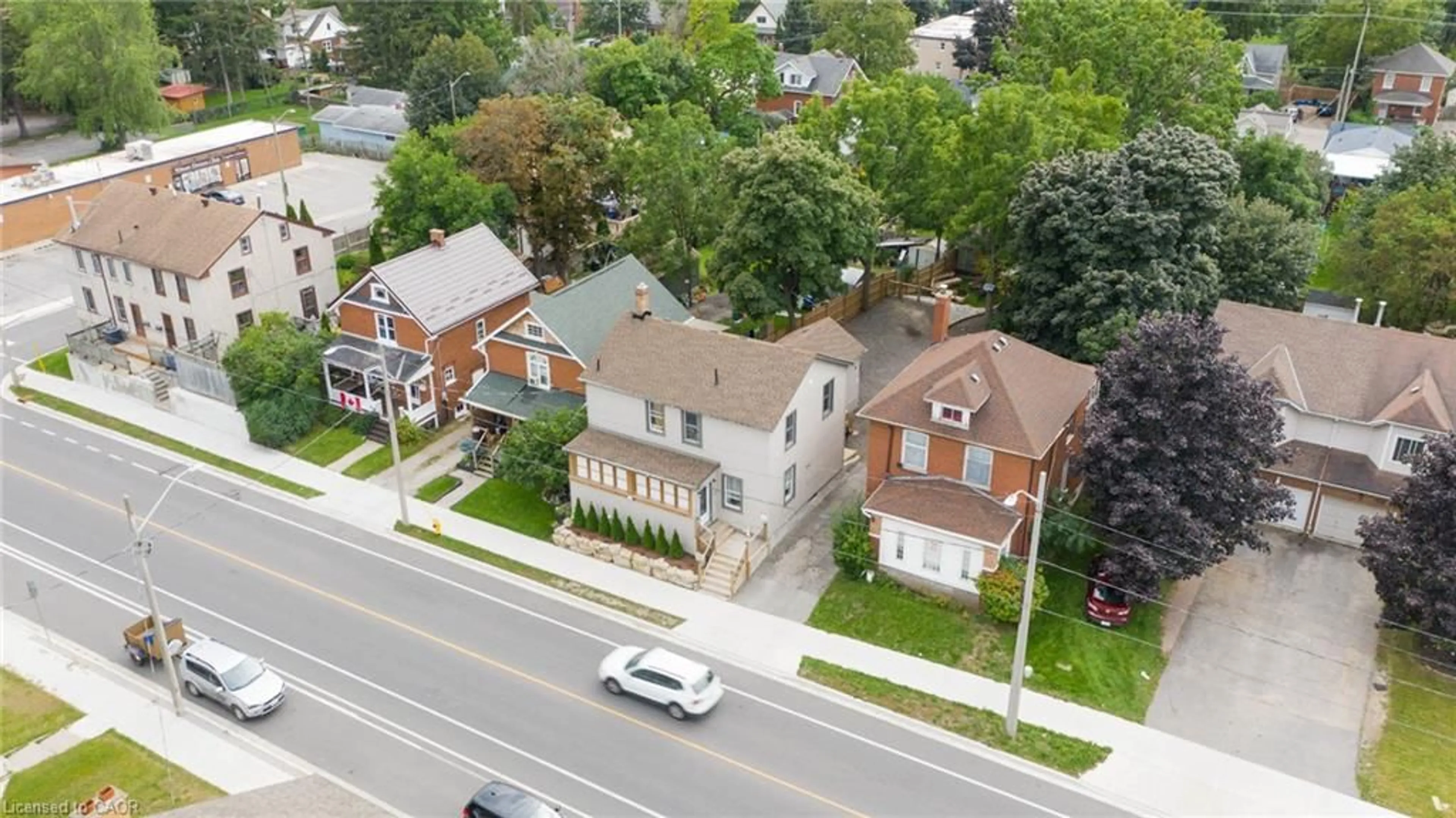 A pic from outside/outdoor area/front of a property/back of a property/a pic from drone, street for 1346 King St, Cambridge Ontario N3H 3R1