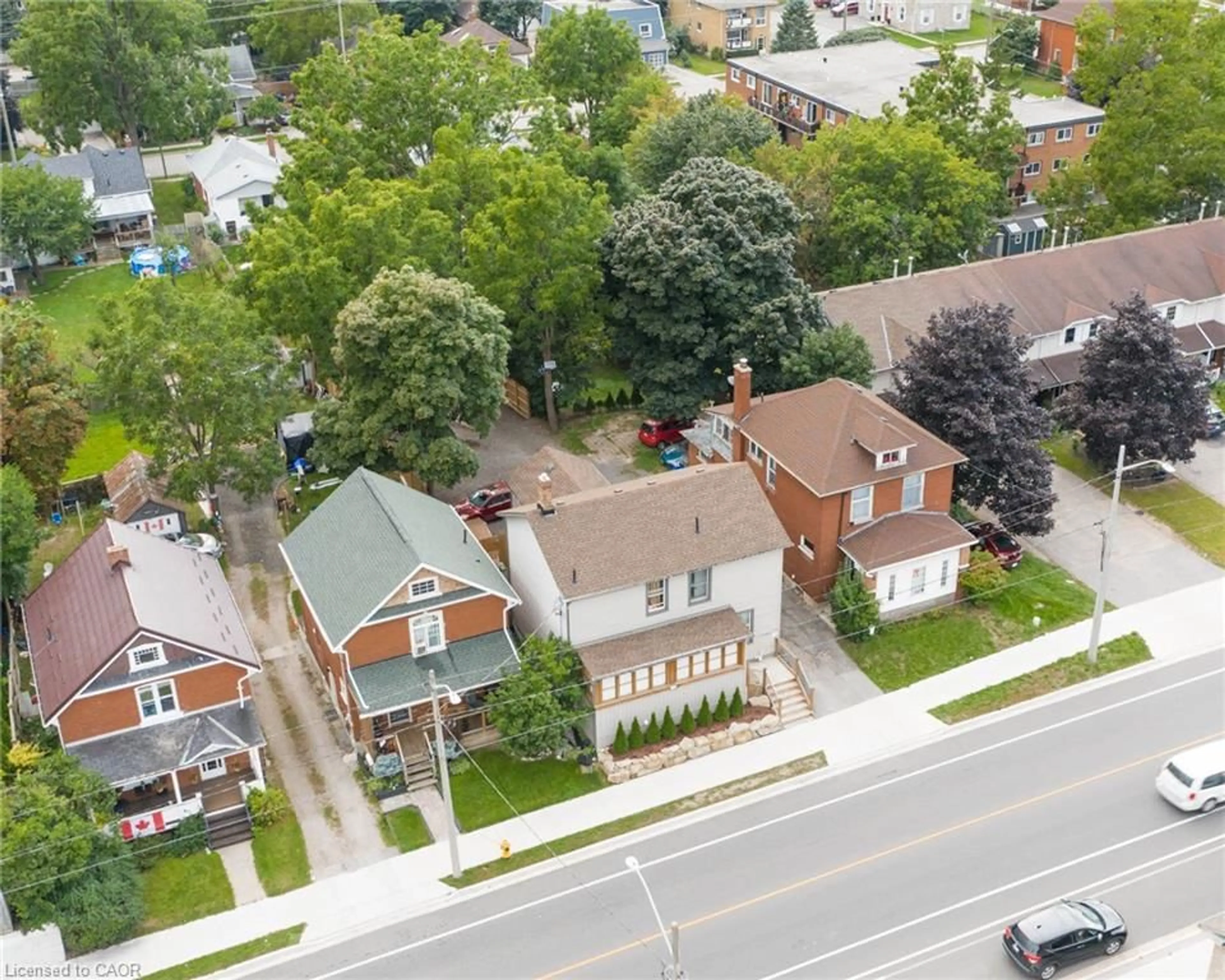 A pic from outside/outdoor area/front of a property/back of a property/a pic from drone, street for 1346 King St, Cambridge Ontario N3H 3R1