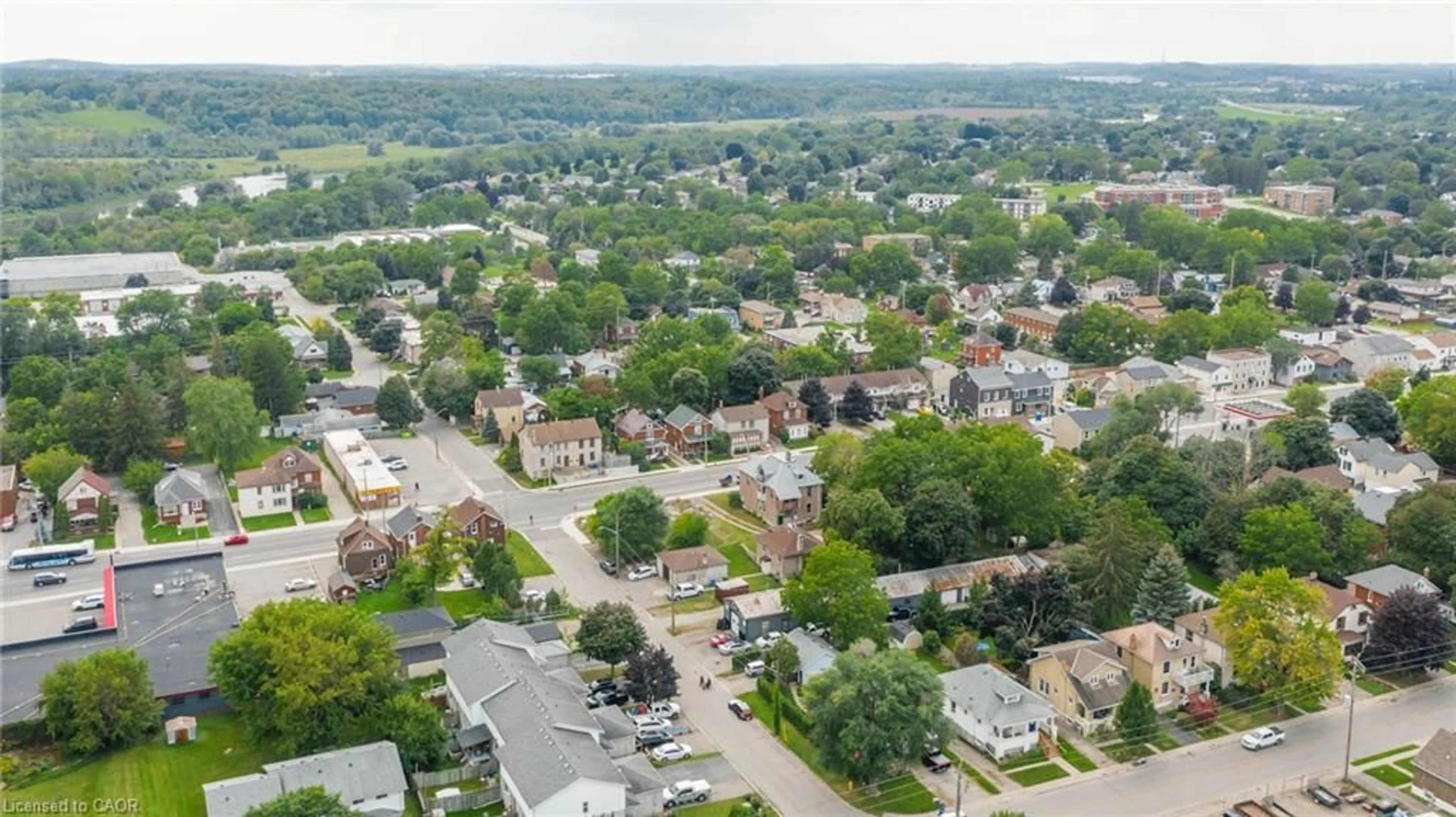 A pic from outside/outdoor area/front of a property/back of a property/a pic from drone, street for 1346 King St, Cambridge Ontario N3H 3R1