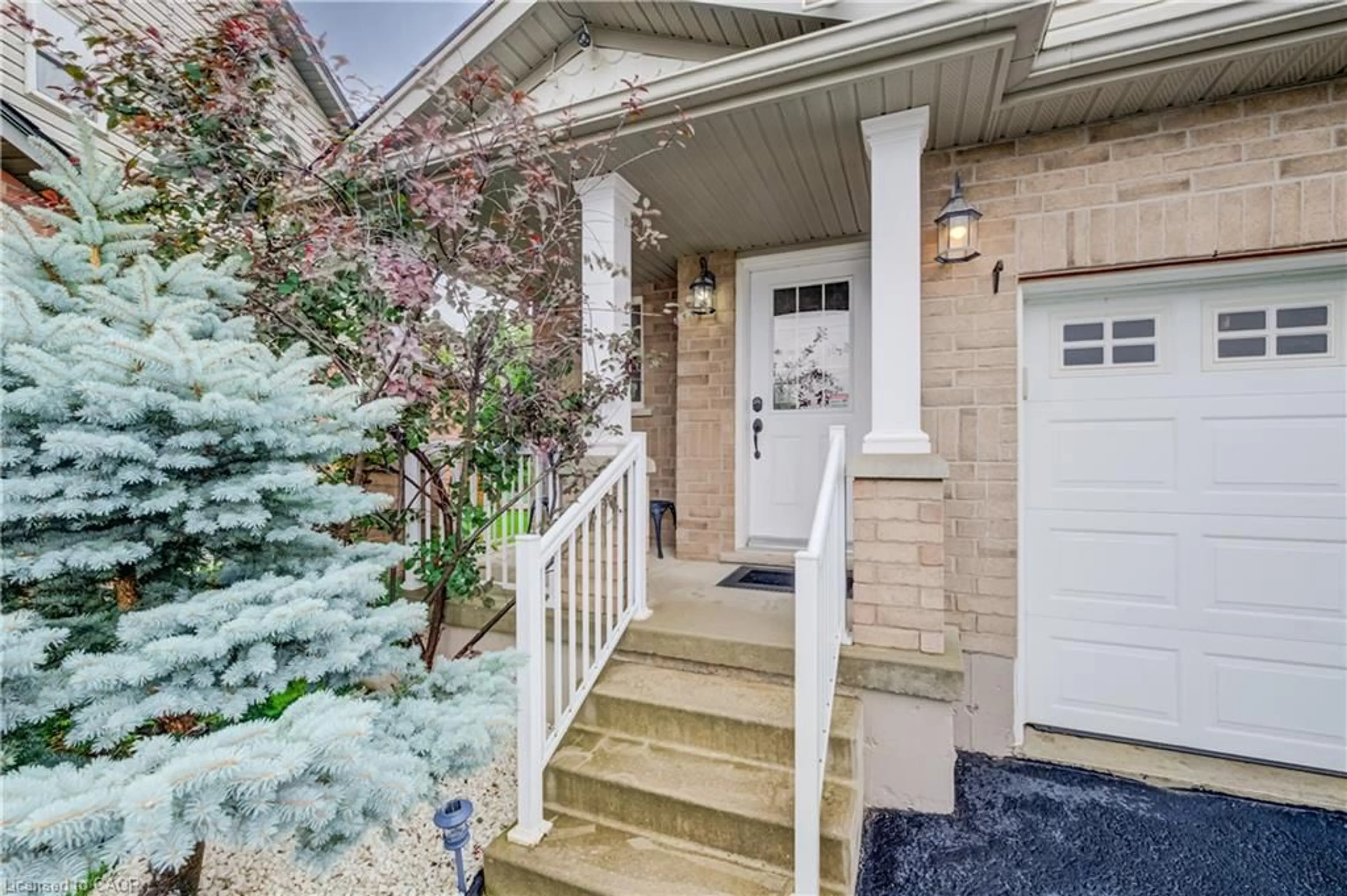 Indoor entryway for 521 Snowdrop Crt, Kitchener Ontario N2E 4G4