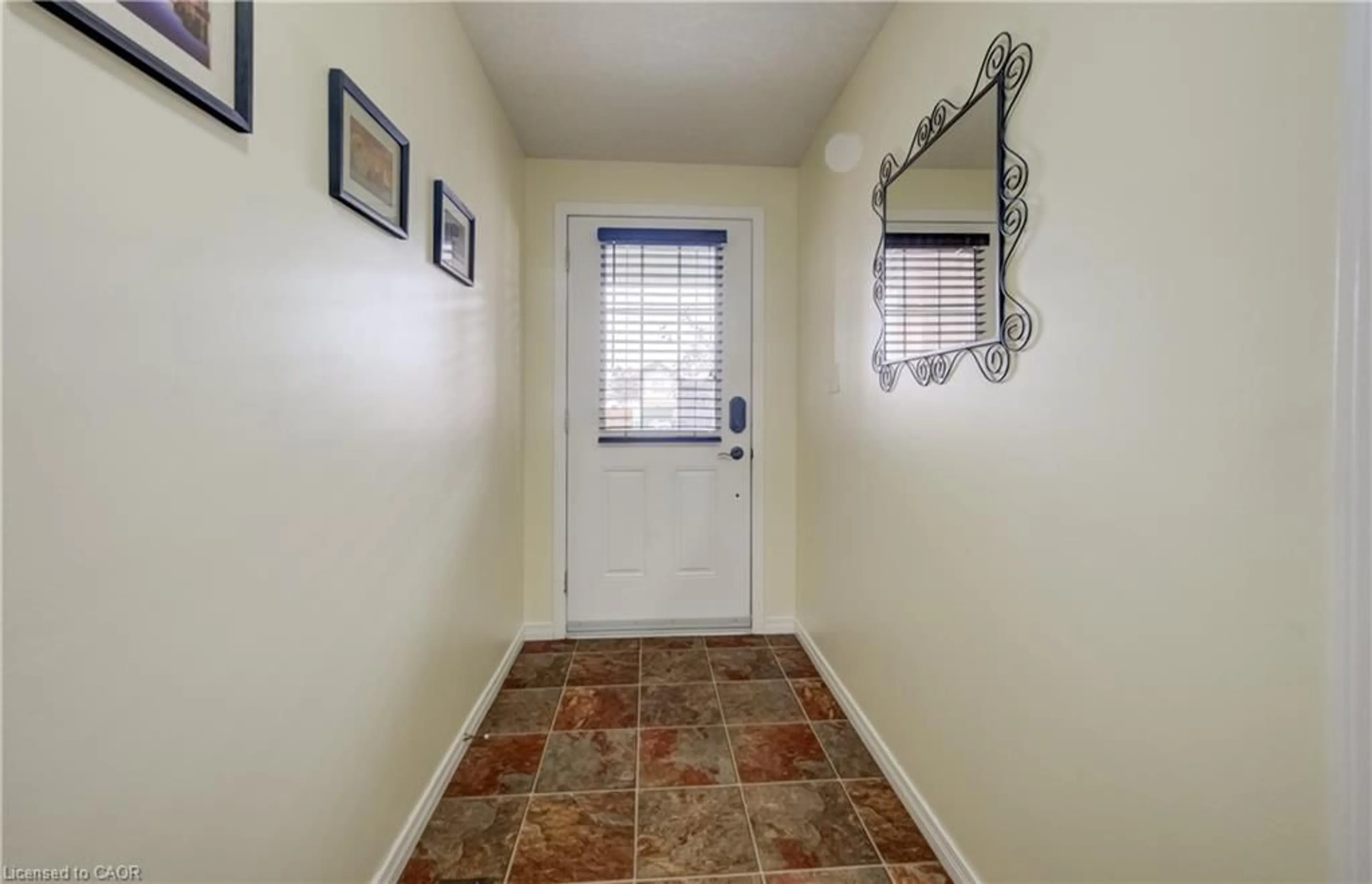 Indoor entryway for 521 Snowdrop Crt, Kitchener Ontario N2E 4G4