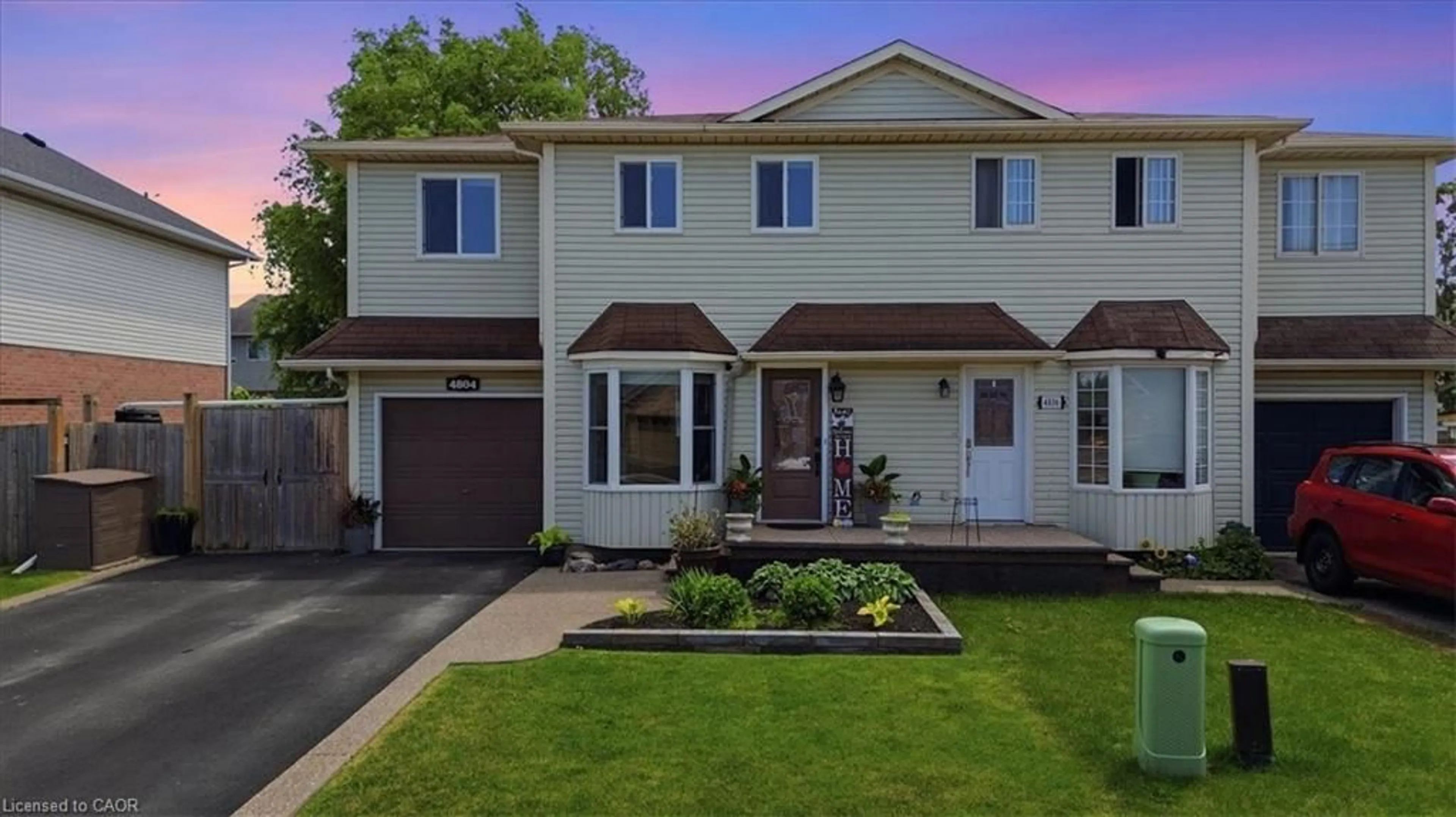 Home with vinyl exterior material, street for 4804 John St, Beamsville Ontario L3J 0P5