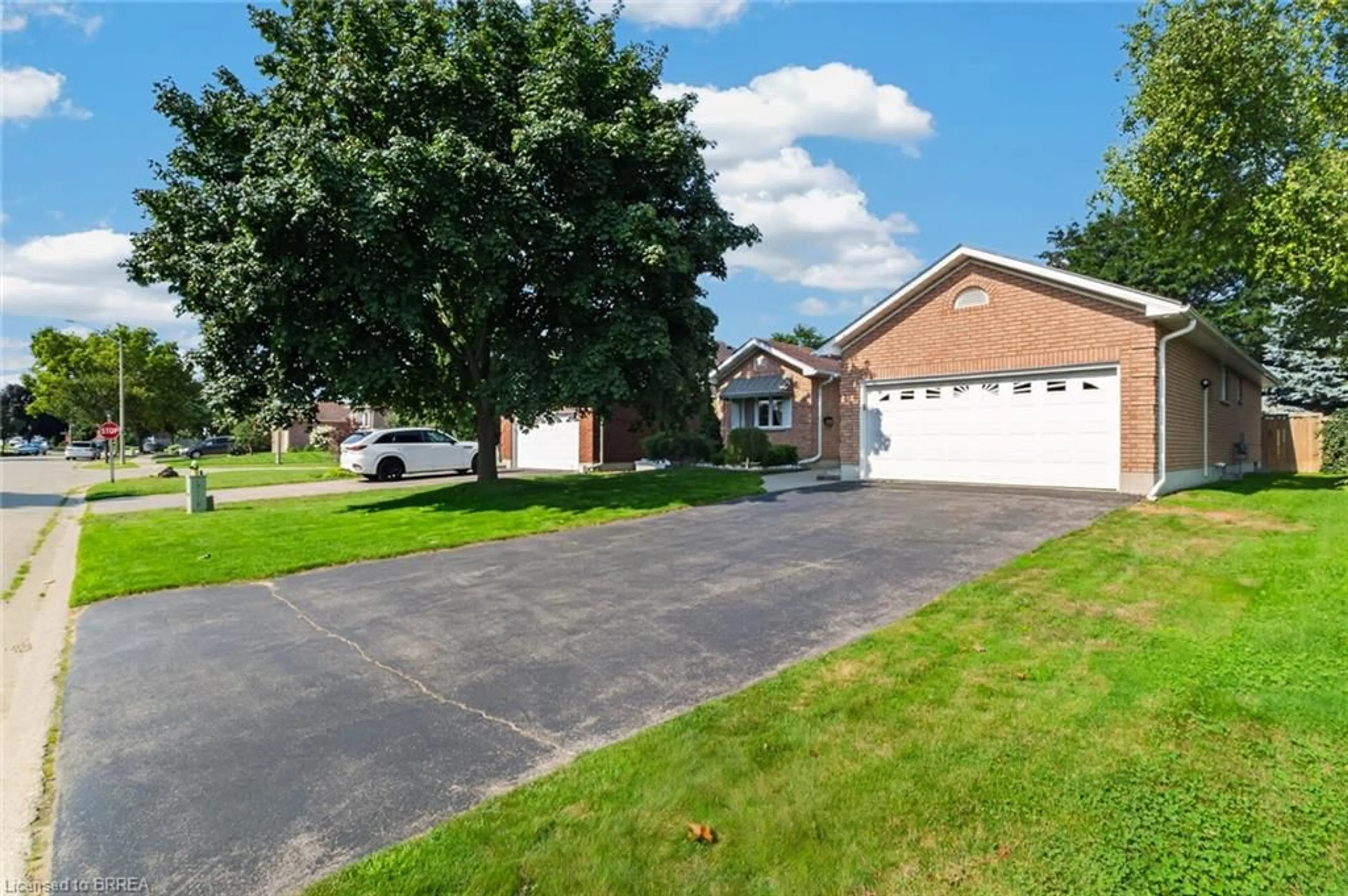 A pic from outside/outdoor area/front of a property/back of a property/a pic from drone, street for 3 Harvey Crt, Brantford Ontario N3R 7W6