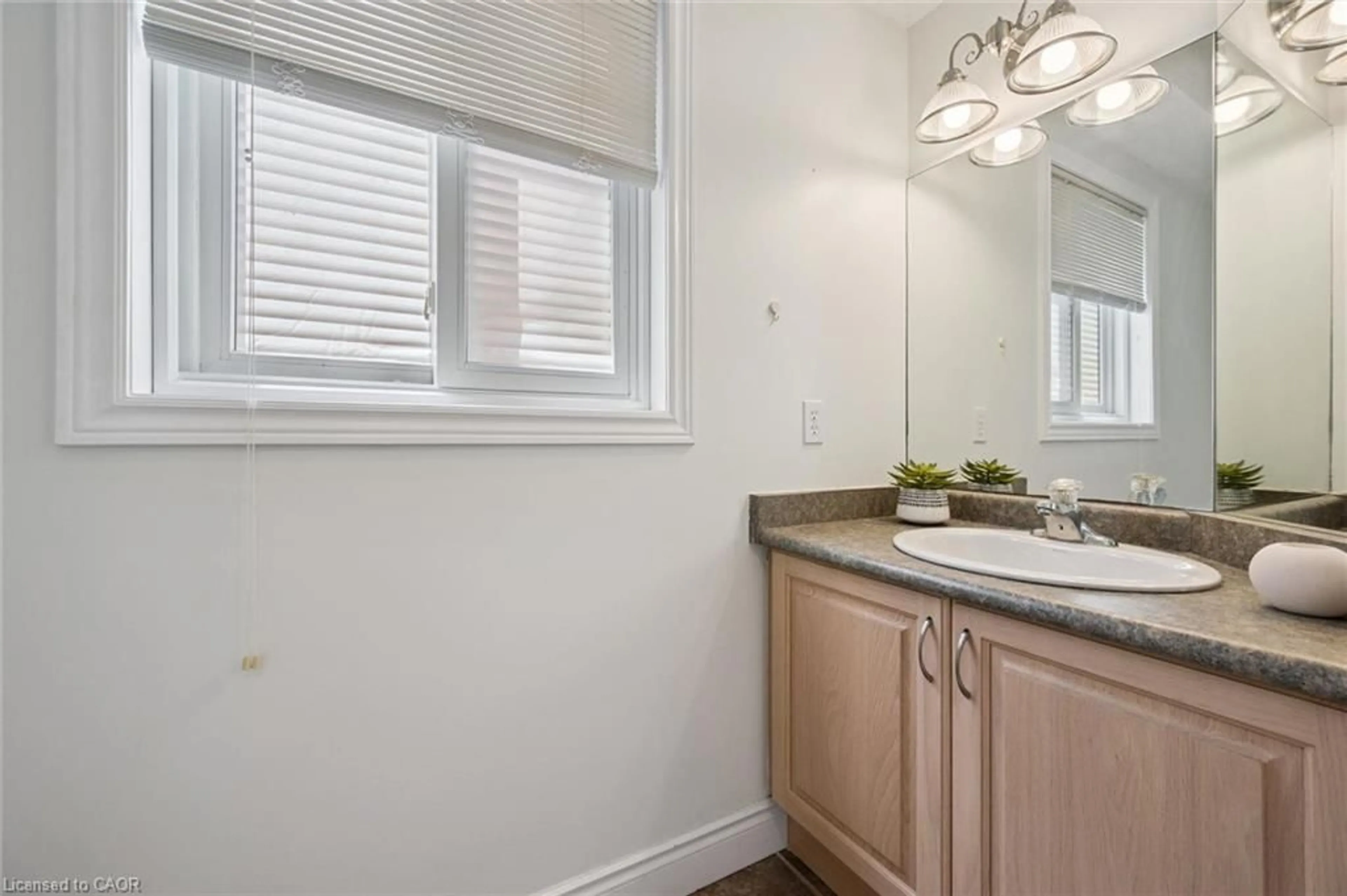 Standard bathroom, unknown for 575 Violet St, Waterloo Ontario N2V 2T8