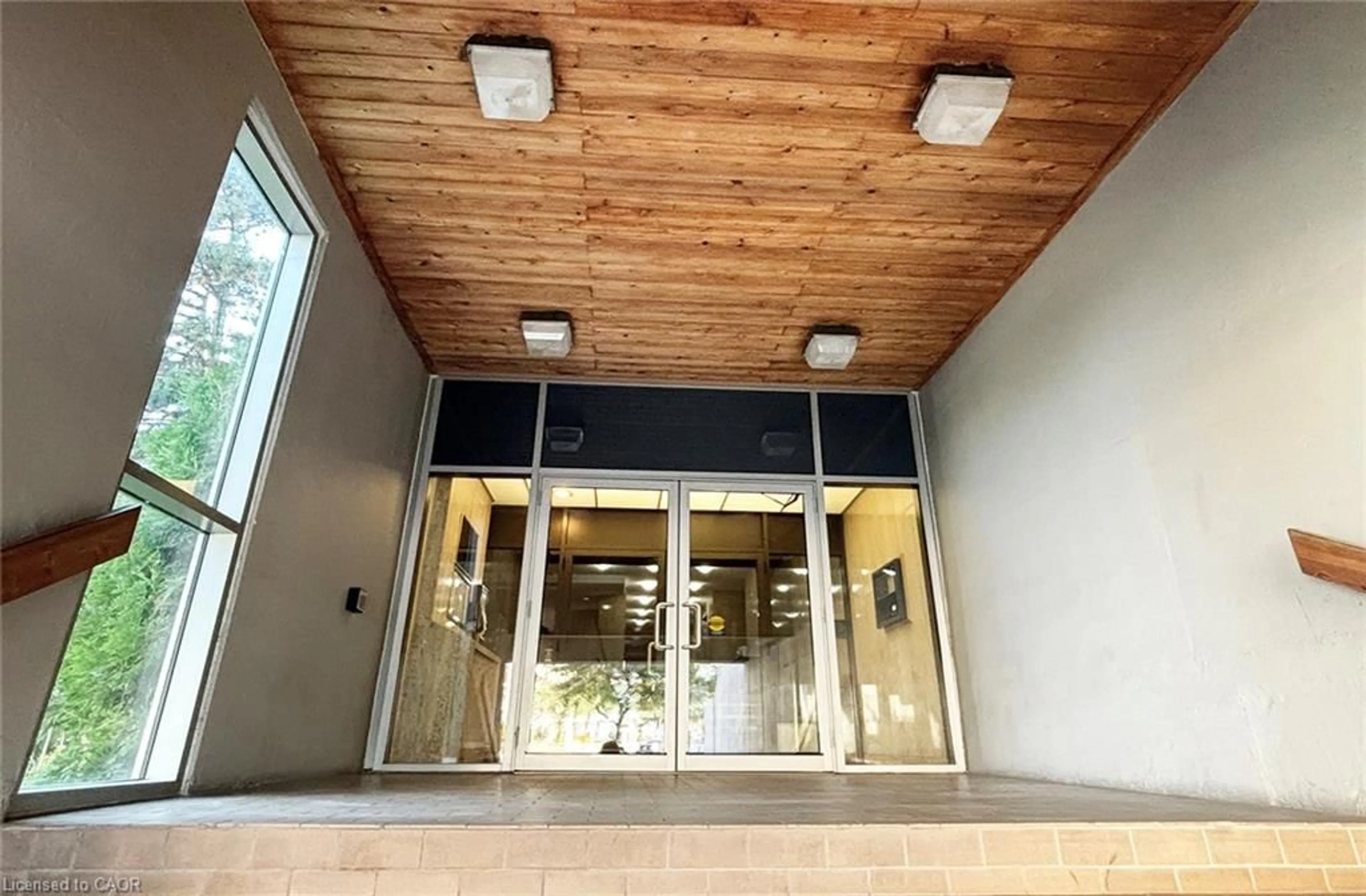 Indoor foyer for 20 Speers Rd #1004, Oakville Ontario L6K 3R5