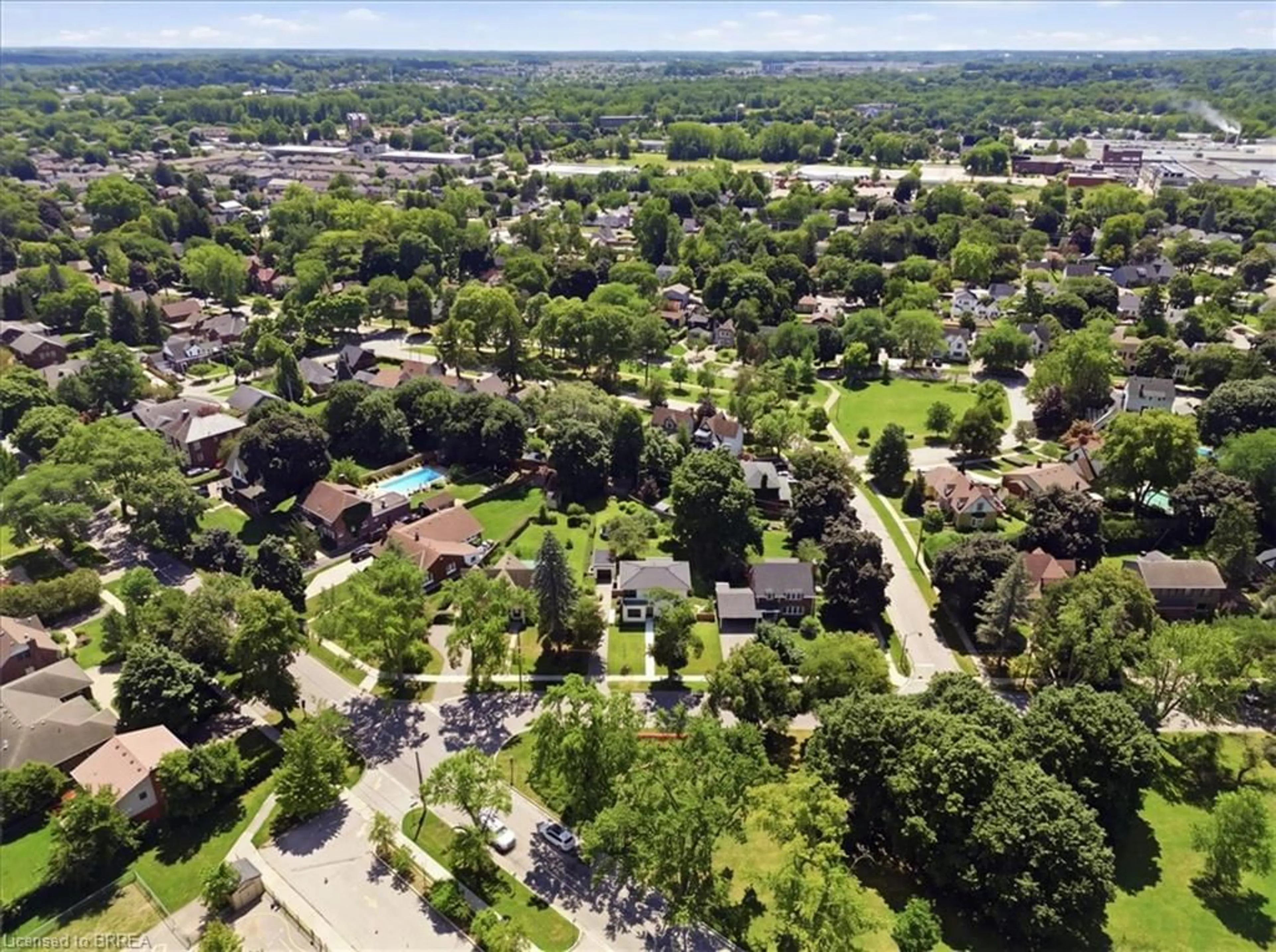 A pic from outside/outdoor area/front of a property/back of a property/a pic from drone, street for 250 Dufferin Ave, Brantford Ontario N3T 4R9