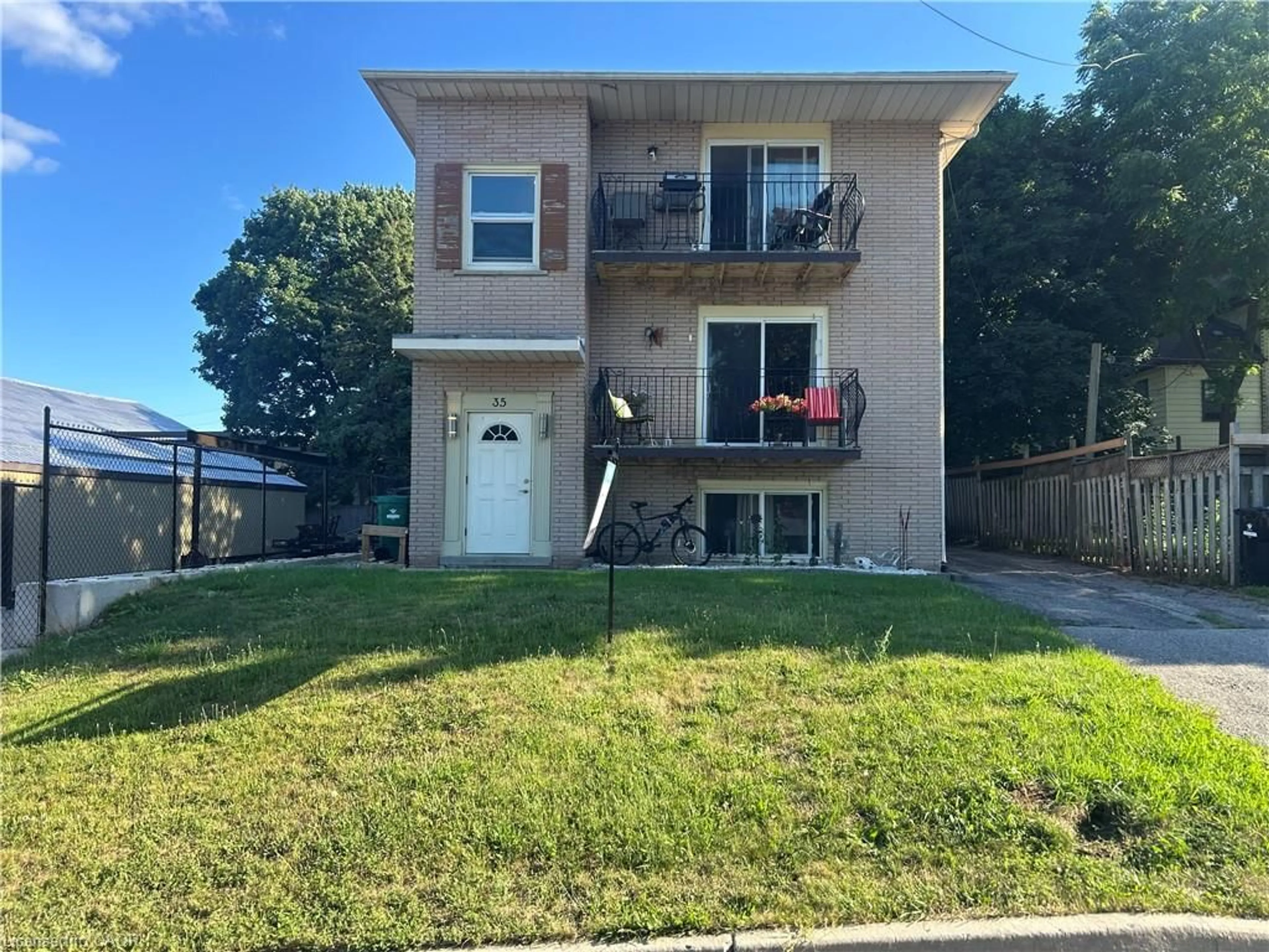 Home with vinyl exterior material, street for 35 Mill St, Elmira Ontario N3B 2K5
