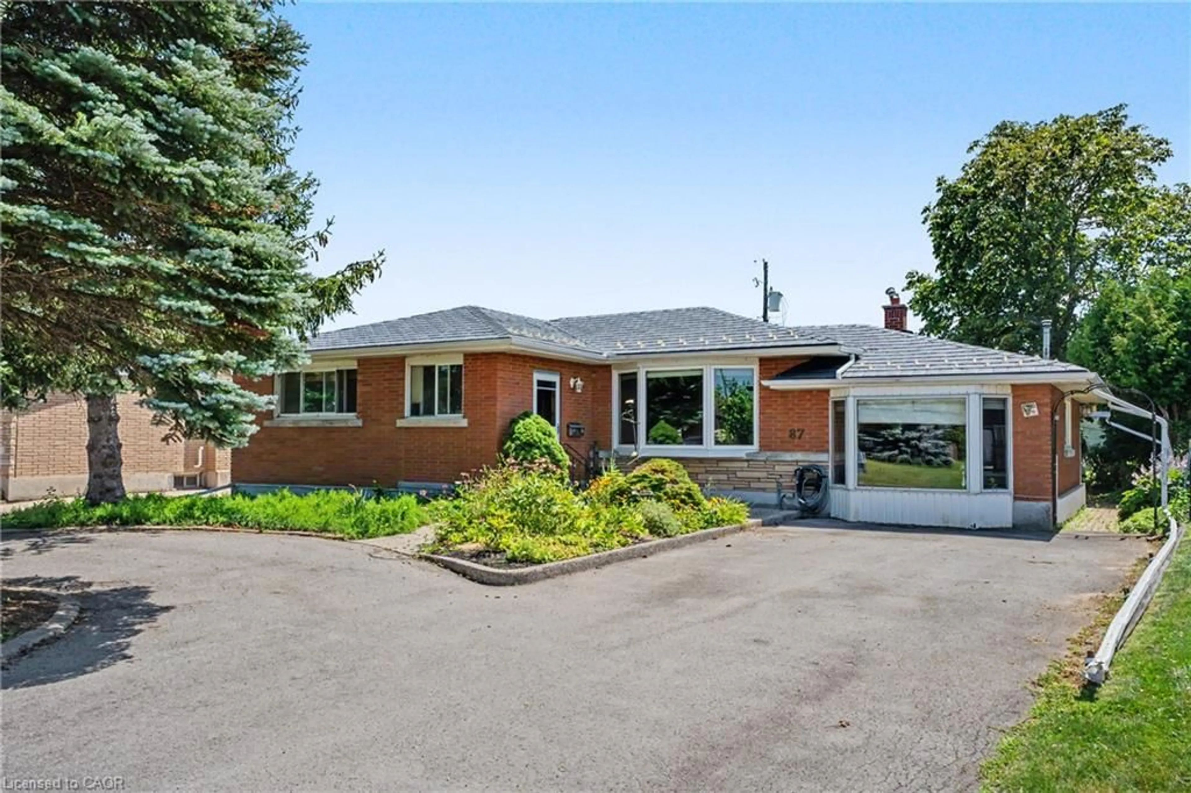 Home with brick exterior material, street for 87 Mcdonald Ave, Thorold Ontario L2V 3E8