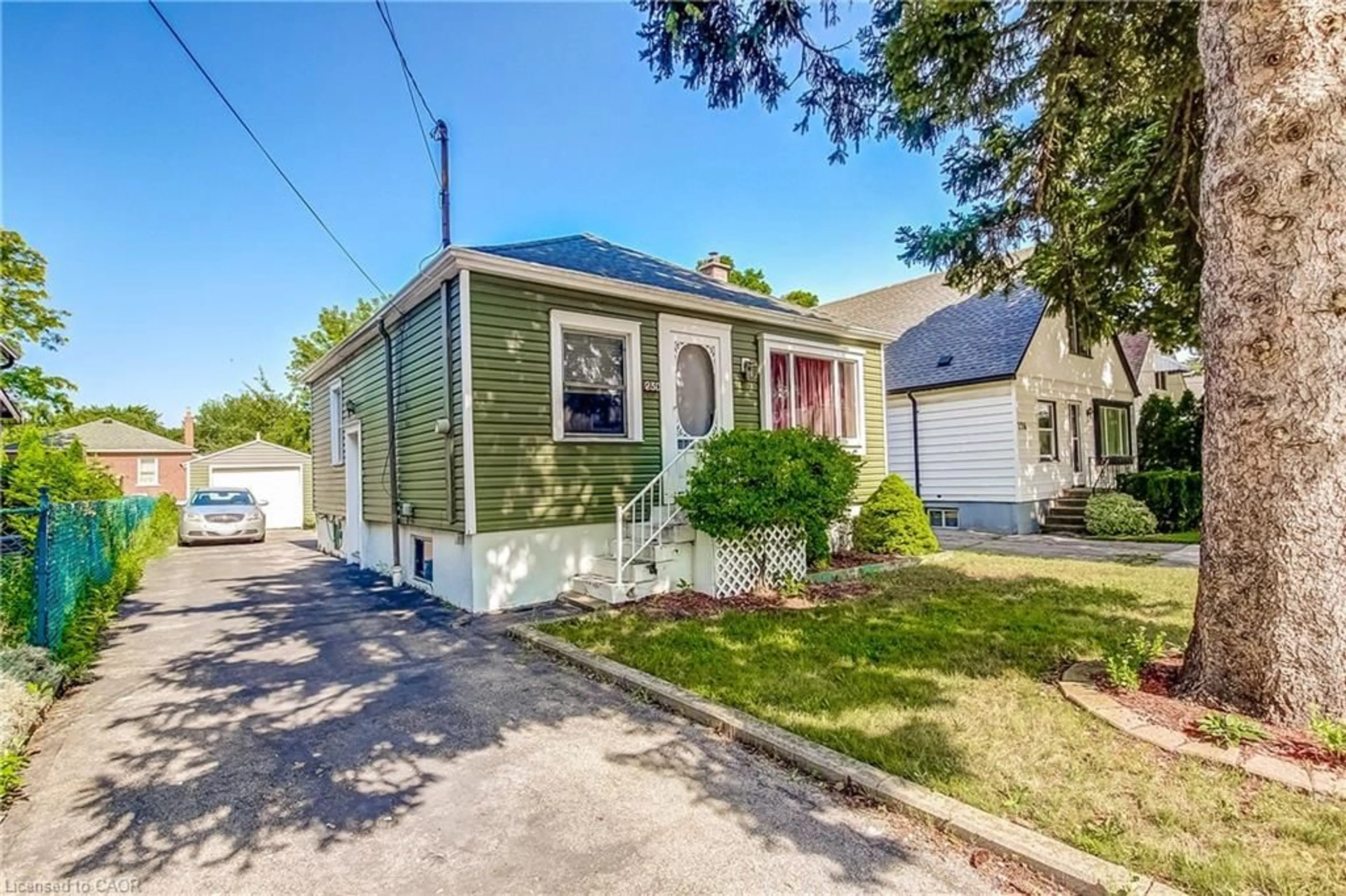 Unknown for 230 East 33rd St, Hamilton Ontario L8V 3T6