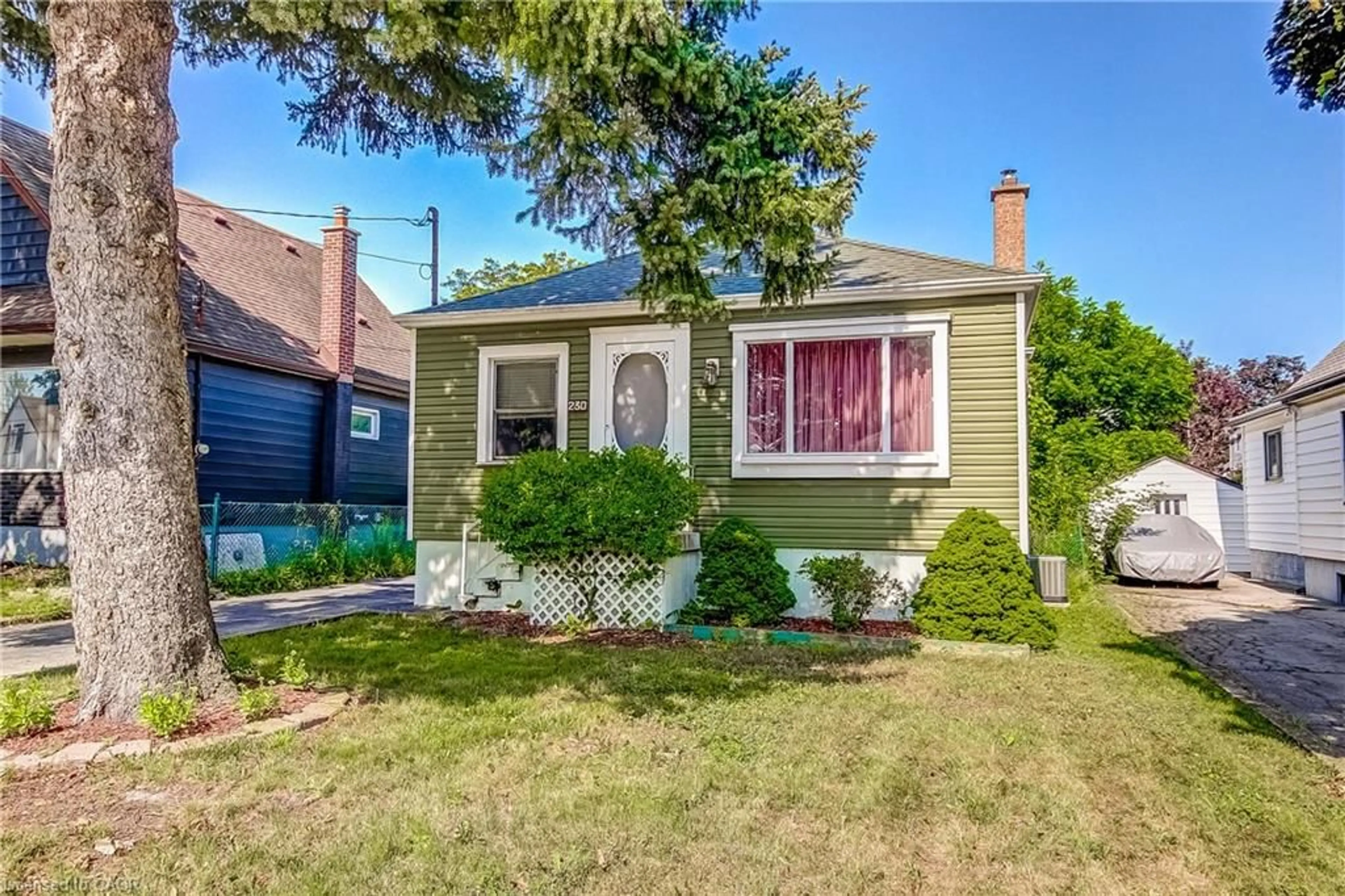 Home with brick exterior material, street for 230 East 33rd St, Hamilton Ontario L8V 3T6