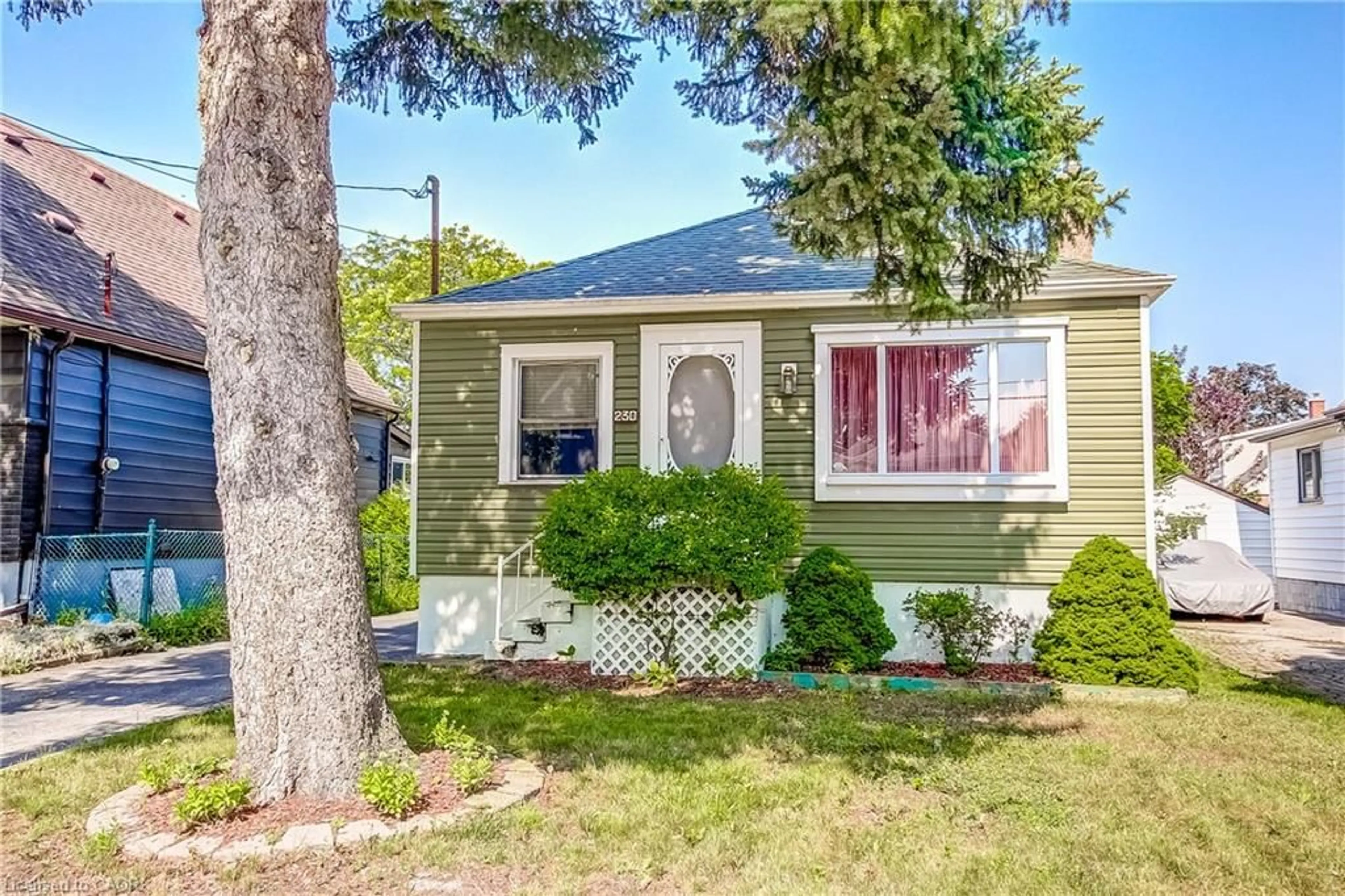 Home with vinyl exterior material, street for 230 East 33rd St, Hamilton Ontario L8V 3T6