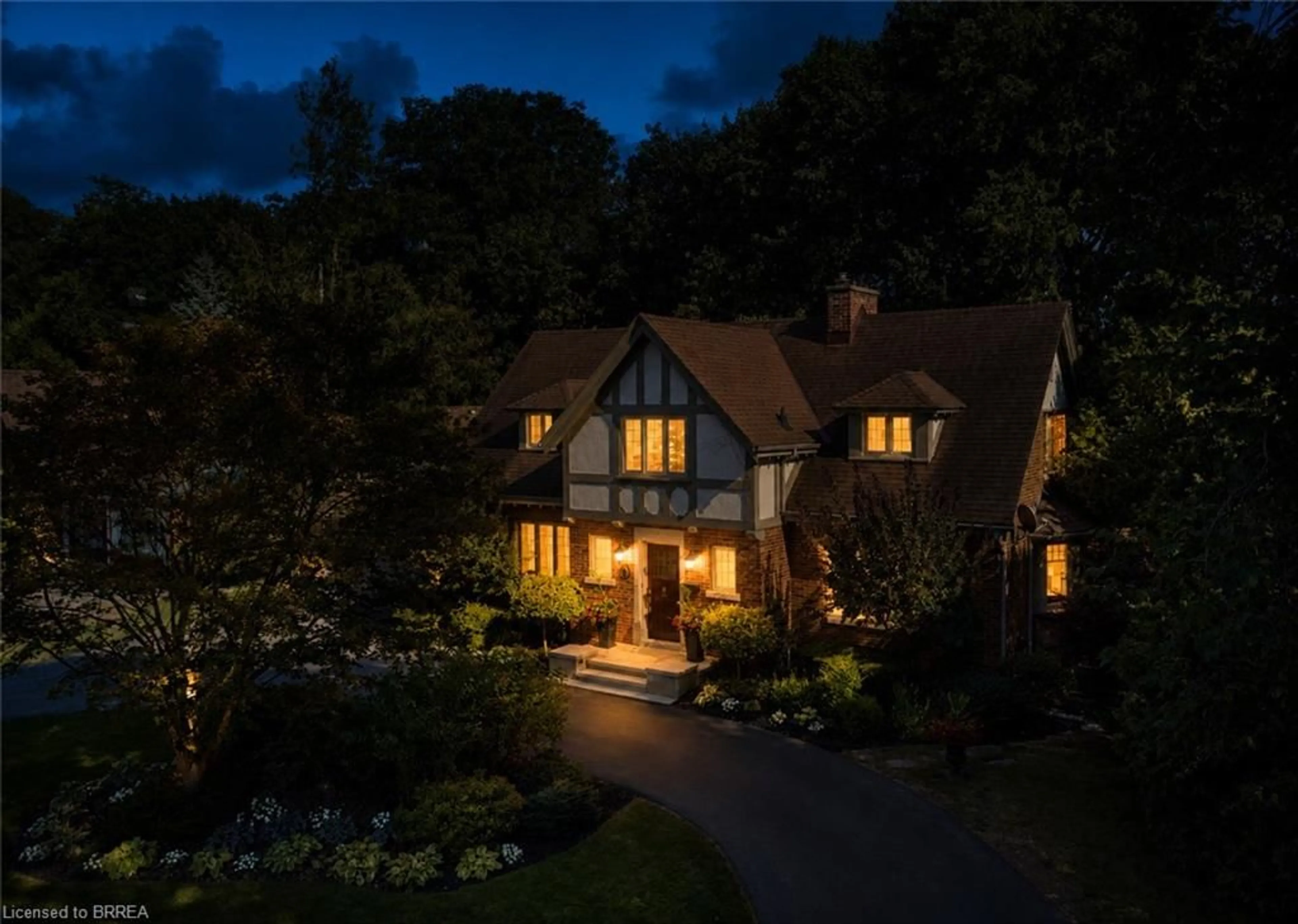 A pic from outside/outdoor area/front of a property/back of a property/a pic from drone, street for 19 Inwood Dr, Brantford Ontario N3T 5J5
