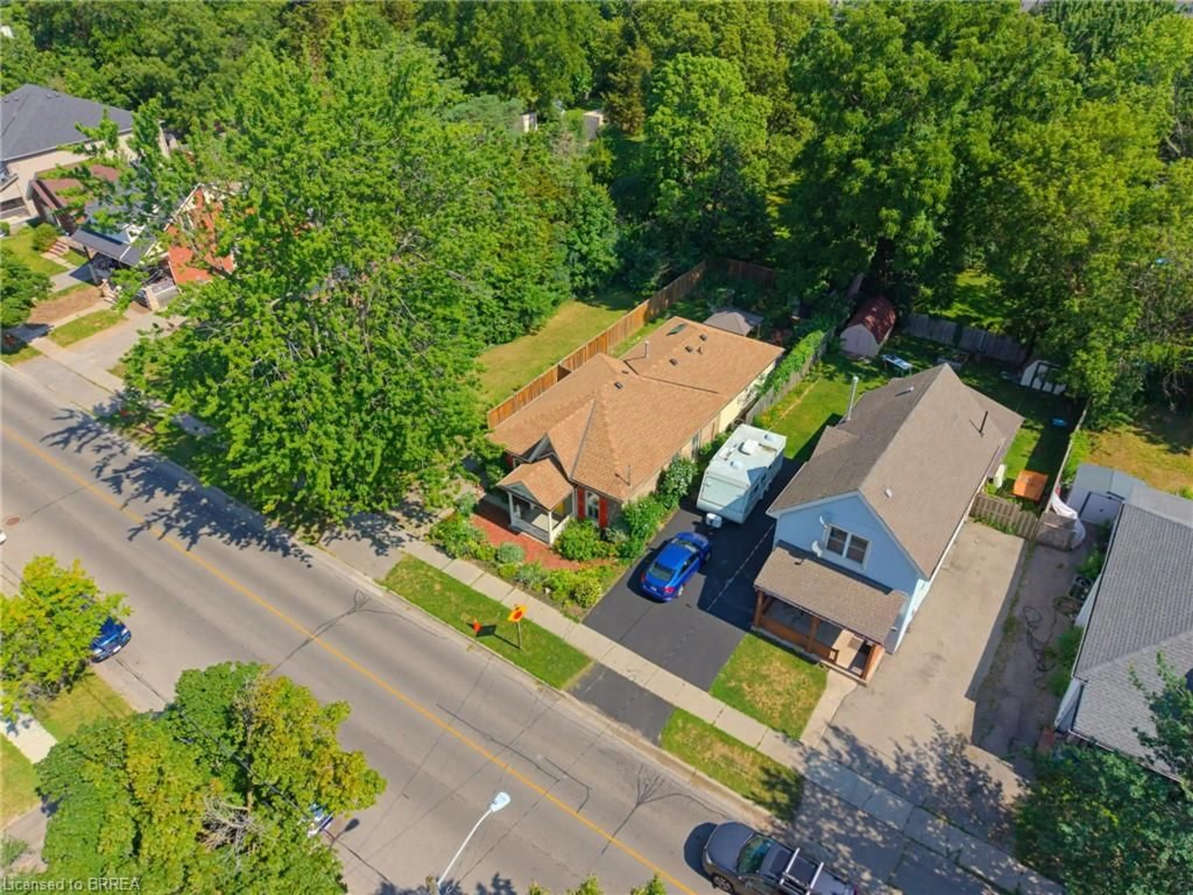 A pic from outside/outdoor area/front of a property/back of a property/a pic from drone, street for 89 Dundas St, Brantford Ontario N3R 1S4